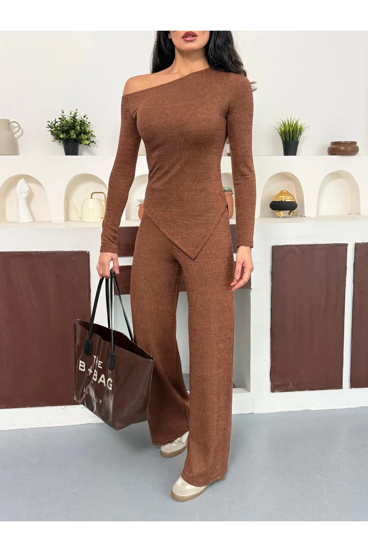 Kahverengi Kayık Yaka Asimetrit Kesim Bluz İspanyol Paça Pantolon İkili Takım