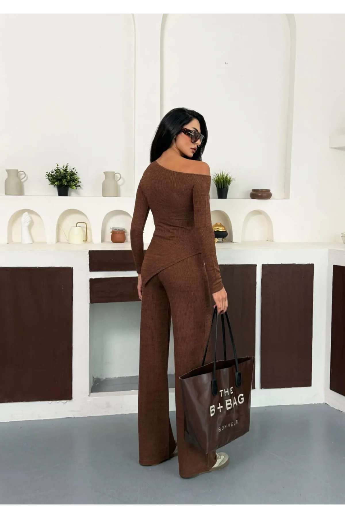 Kahverengi Kayık Yaka Asimetrit Kesim Bluz İspanyol Paça Pantolon İkili Takım