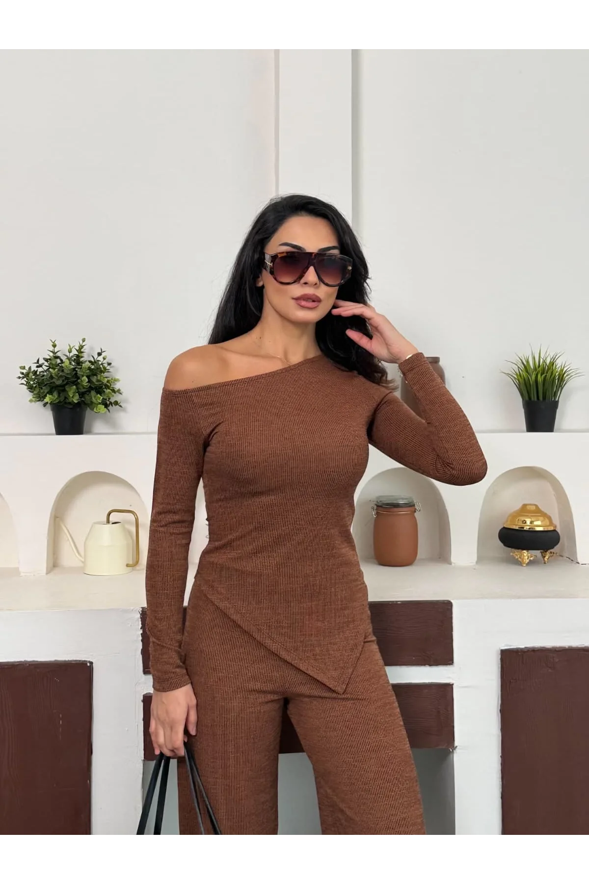 Kahverengi Kayık Yaka Asimetrit Kesim Bluz İspanyol Paça Pantolon İkili Takım