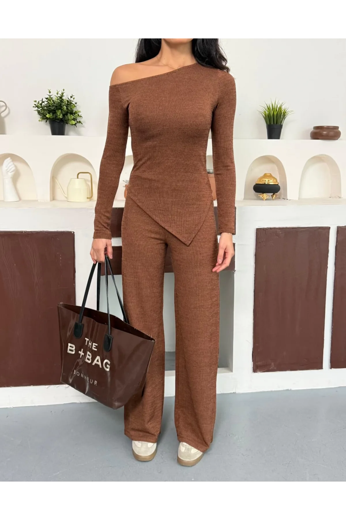 Kahverengi Kayık Yaka Asimetrit Kesim Bluz İspanyol Paça Pantolon İkili Takım