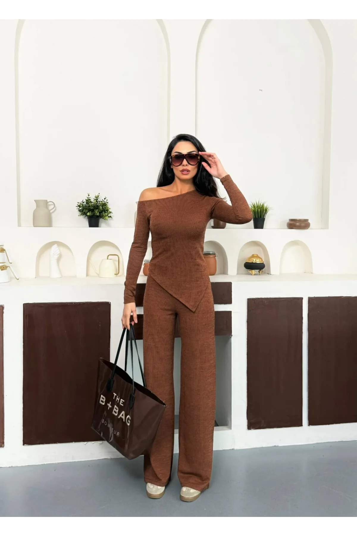 Kahverengi Kayık Yaka Asimetrit Kesim Bluz İspanyol Paça Pantolon İkili Takım