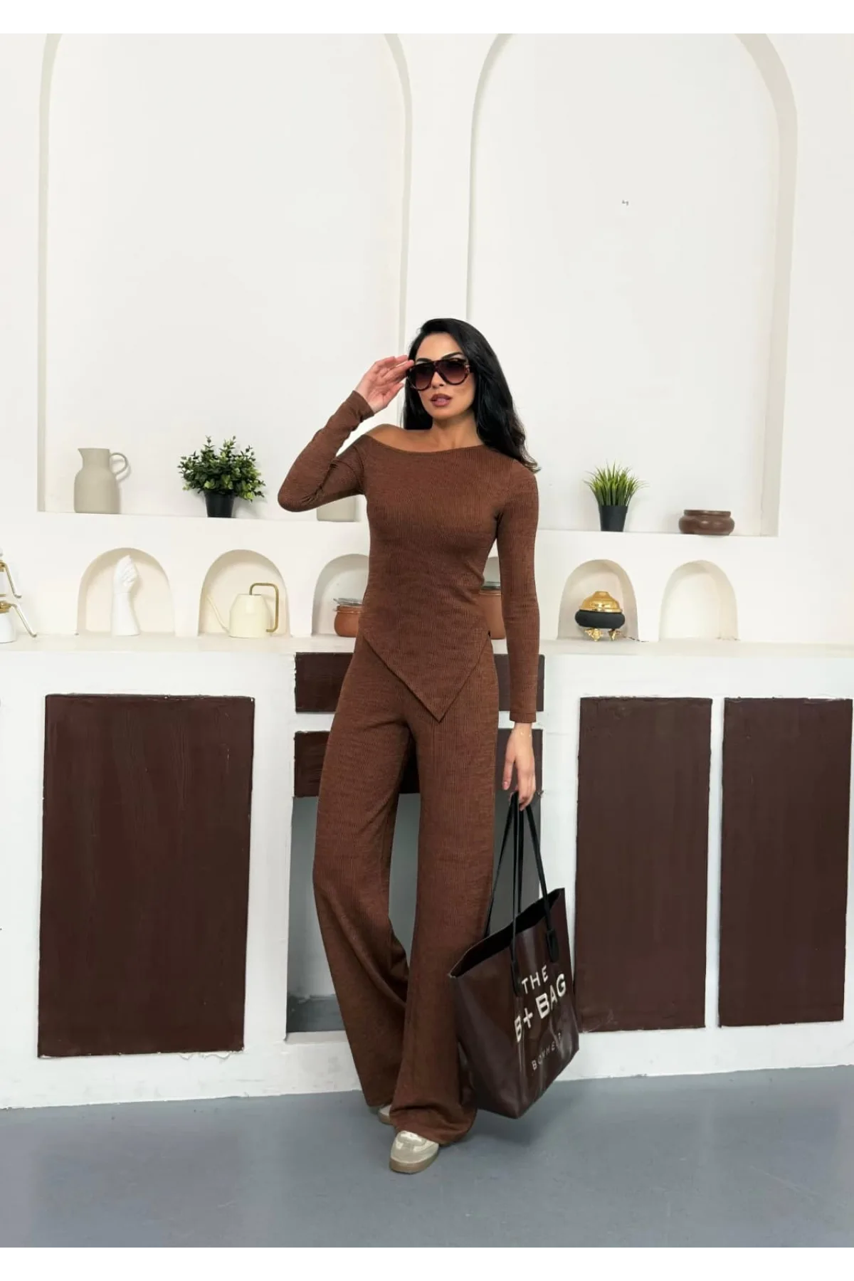 Kahverengi Kayık Yaka Asimetrit Kesim Bluz İspanyol Paça Pantolon İkili Takım