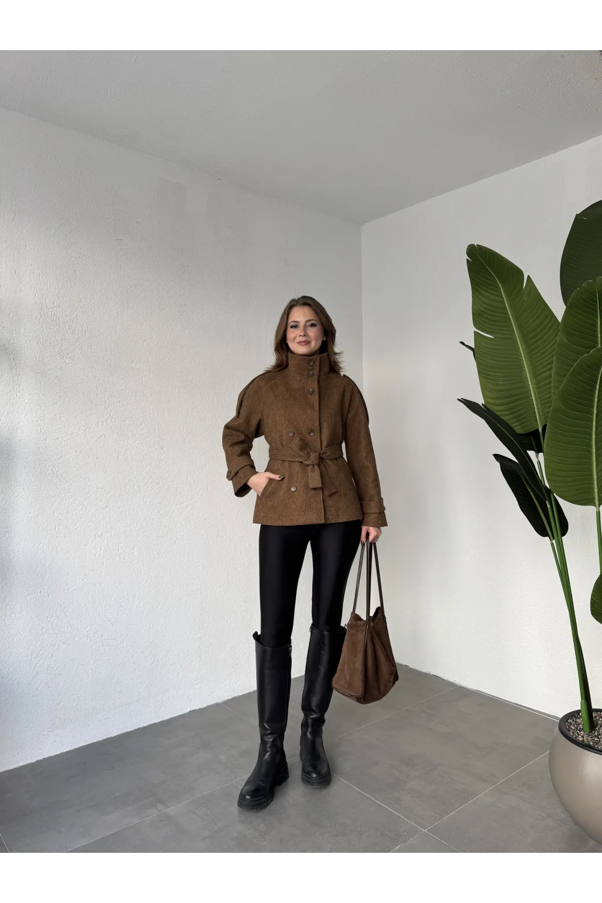 Kahverengi Kruvaze Boğazlı Dik Yaka Düğmeli Apoletli Kaşe Kaban Mont