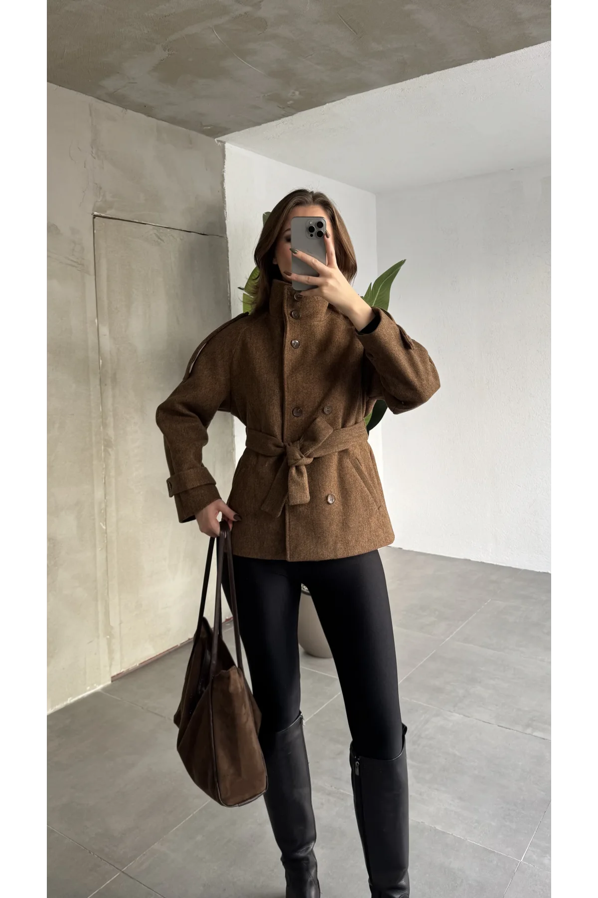 Kahverengi Kruvaze Boğazlı Dik Yaka Düğmeli Apoletli Kaşe Kaban Mont