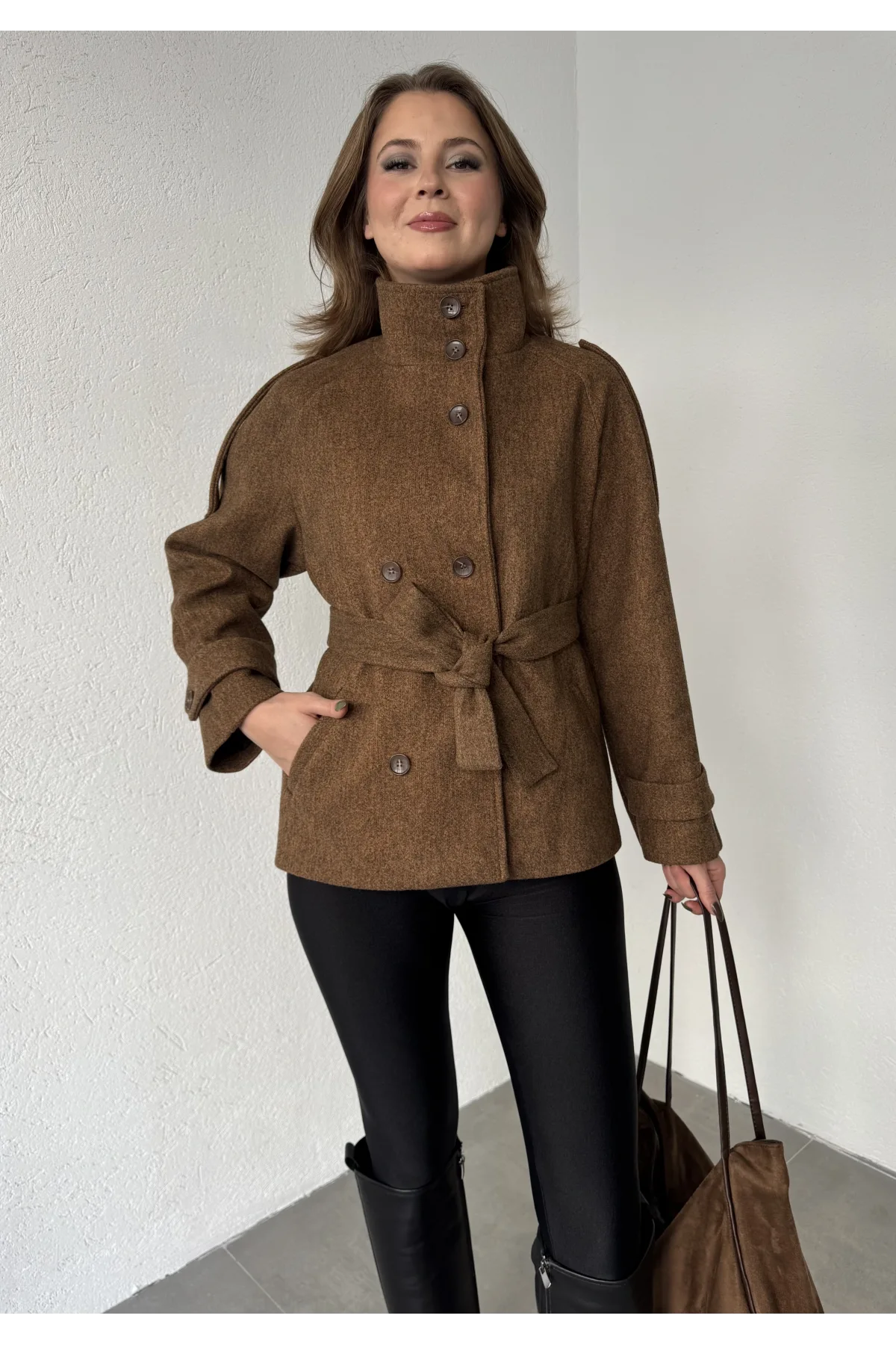 Kahverengi Kruvaze Boğazlı Dik Yaka Düğmeli Apoletli Kaşe Kaban Mont