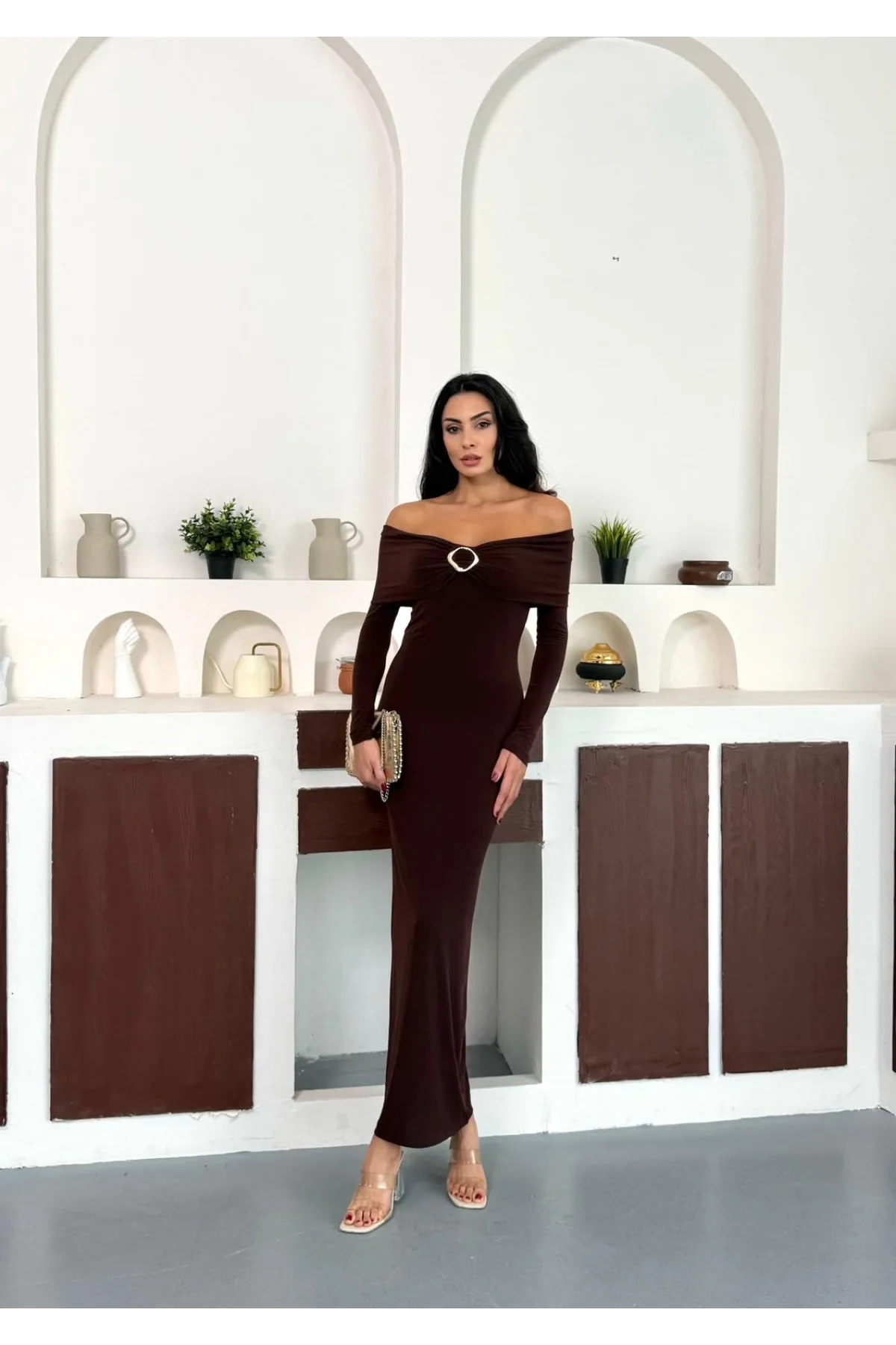 Kahverengi Madonna Yaka Gold Aksesuarlı Uzun Kollu Vucudu Saran Uzun Midi Boy Elbise