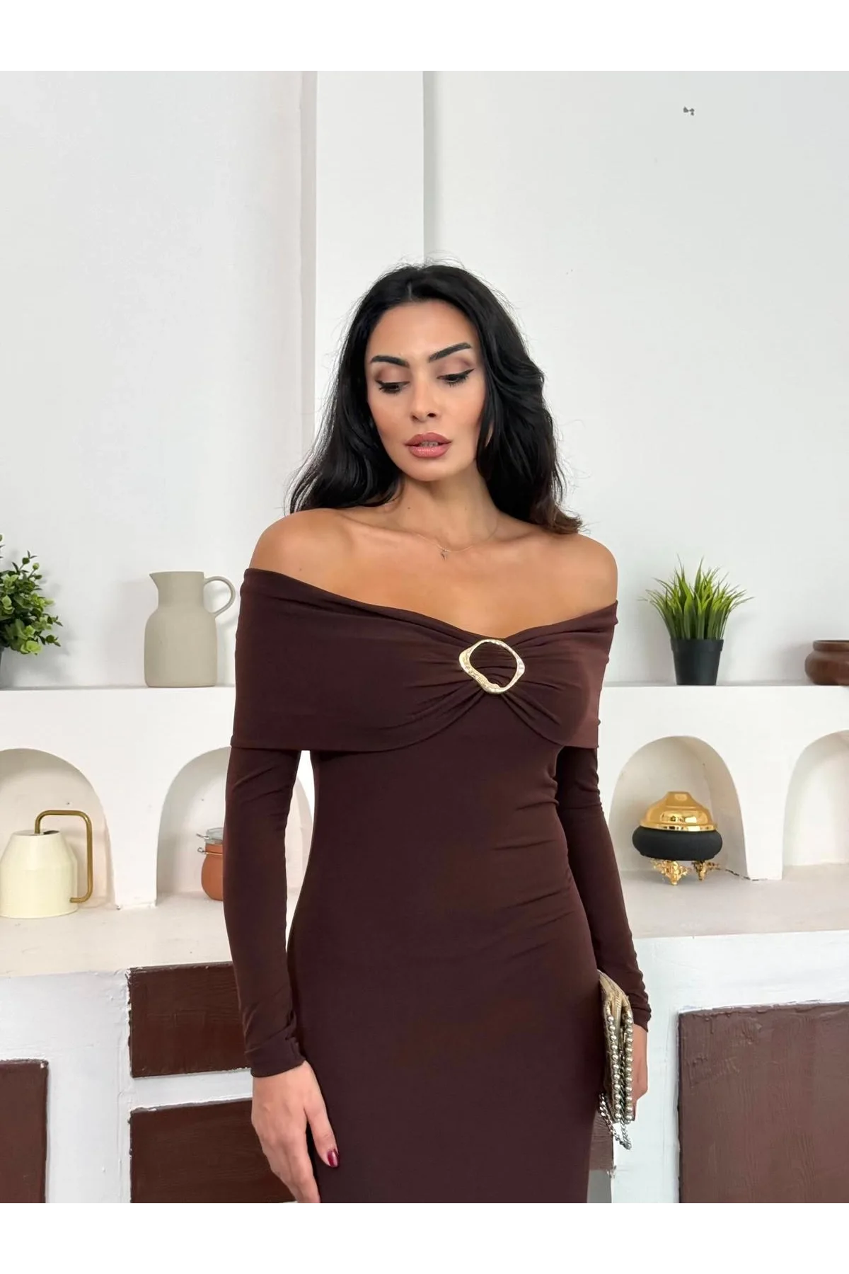 Kahverengi Madonna Yaka Gold Aksesuarlı Uzun Kollu Vucudu Saran Uzun Midi Boy Elbise