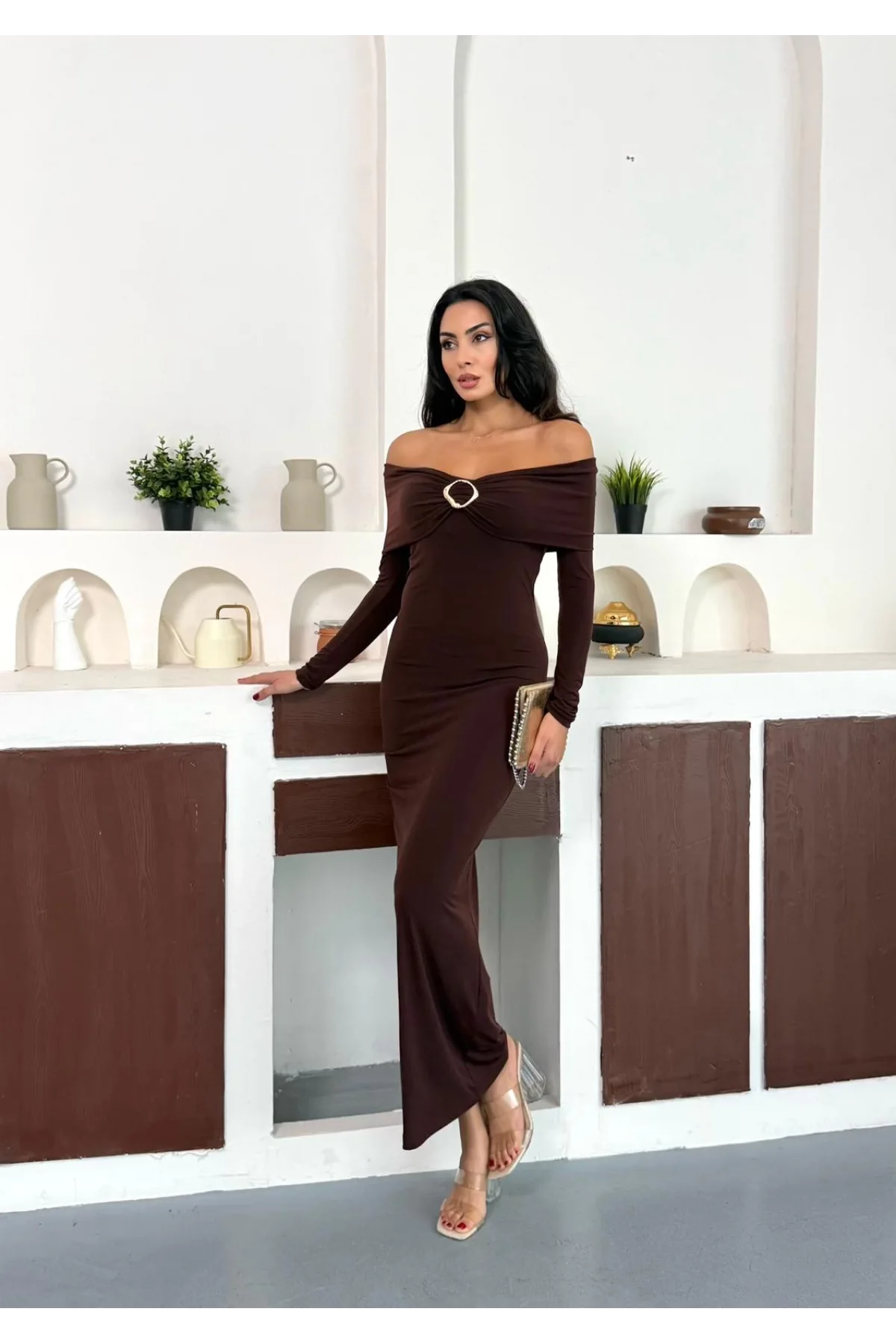 Kahverengi Madonna Yaka Gold Aksesuarlı Uzun Kollu Vucudu Saran Uzun Midi Boy Elbise