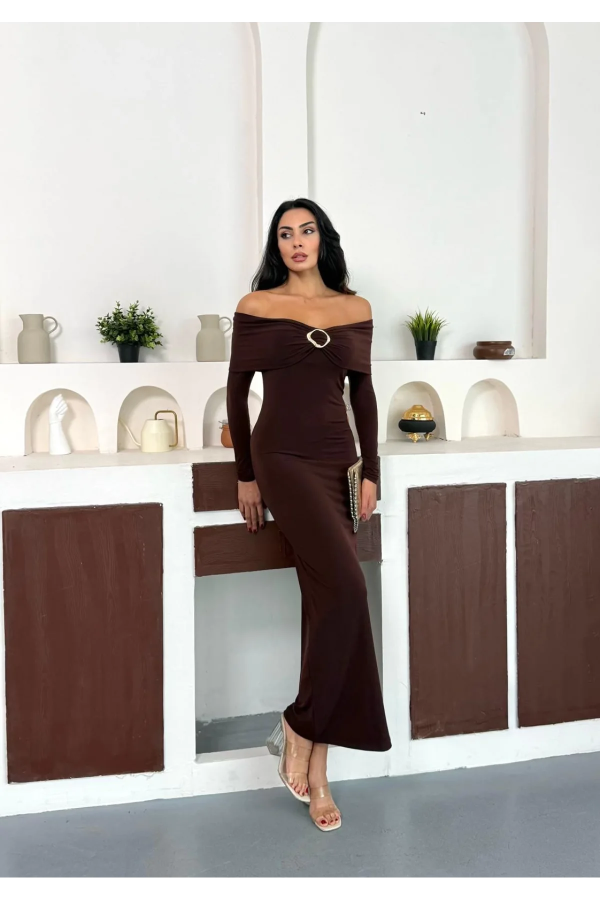 Kahverengi Madonna Yaka Gold Aksesuarlı Uzun Kollu Vucudu Saran Uzun Midi Boy Elbise