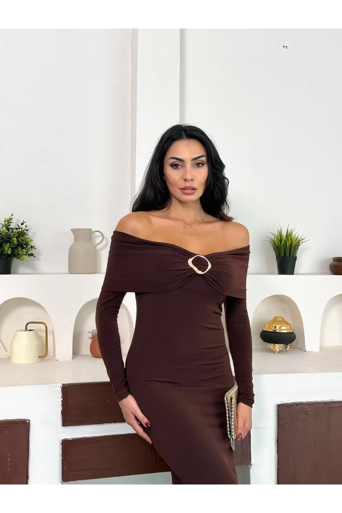 Kahverengi Madonna Yaka Gold Aksesuarlı Uzun Kollu Vucudu Saran Uzun Midi Boy Elbise