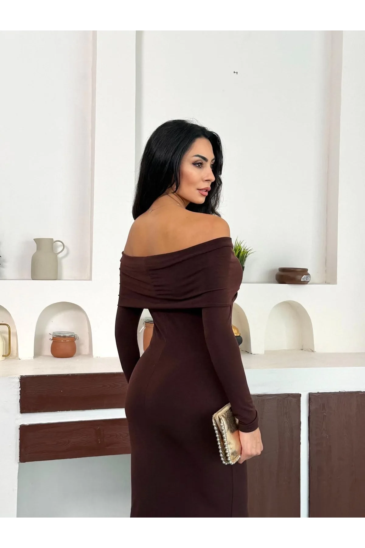 Kahverengi Madonna Yaka Gold Aksesuarlı Uzun Kollu Vucudu Saran Uzun Midi Boy Elbise