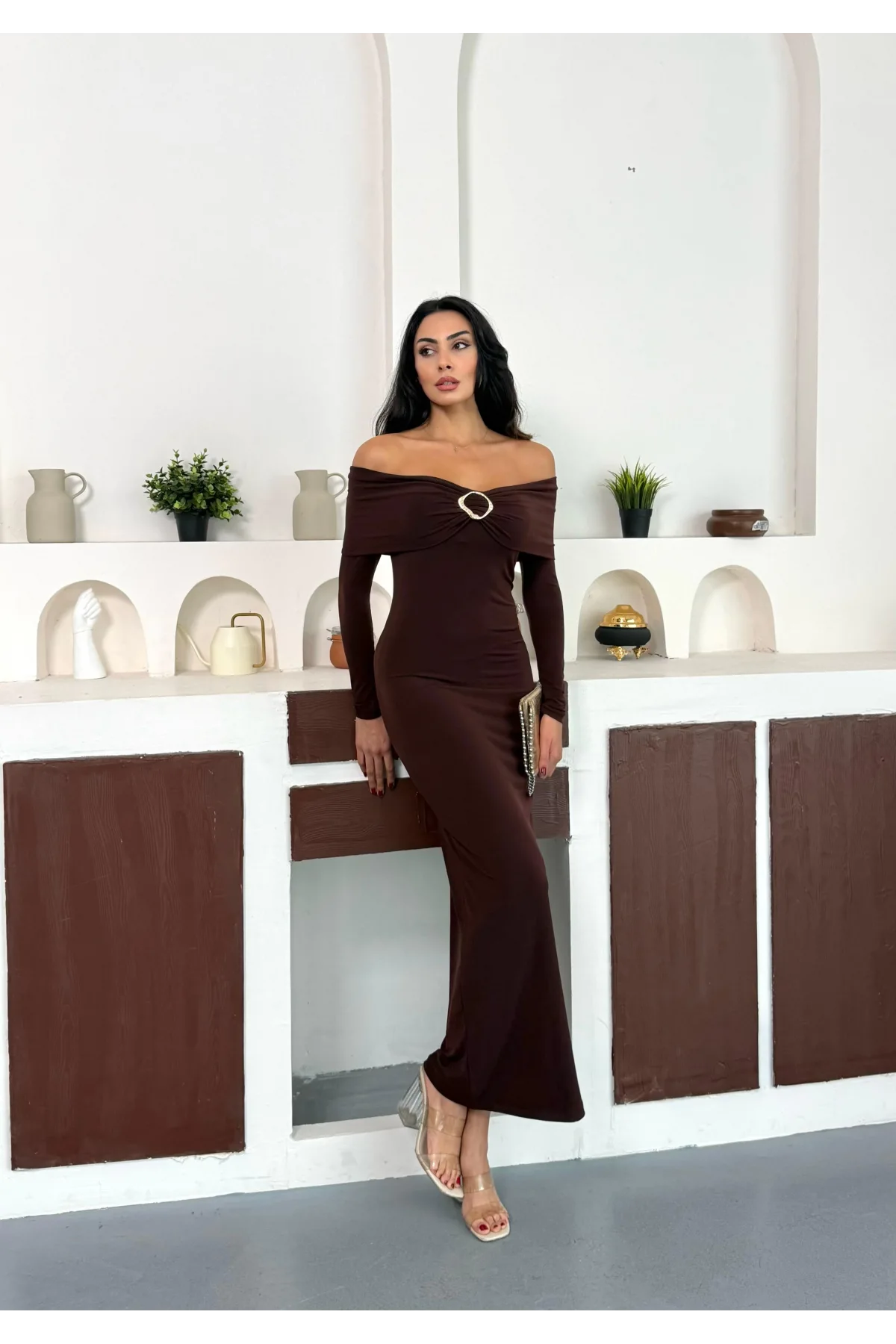 Kahverengi Madonna Yaka Gold Aksesuarlı Uzun Kollu Vucudu Saran Uzun Midi Boy Elbise