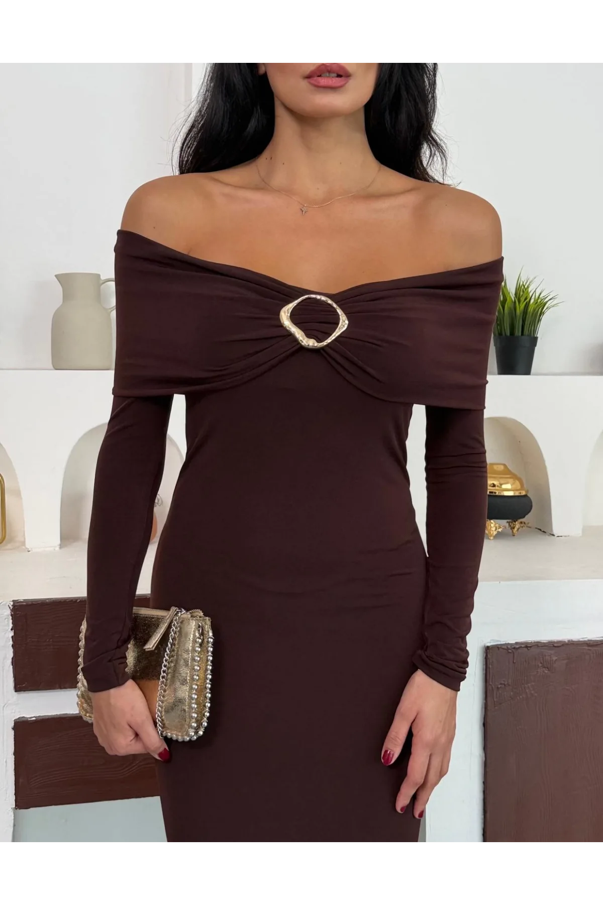 Kahverengi Madonna Yaka Gold Aksesuarlı Uzun Kollu Vucudu Saran Uzun Midi Boy Elbise