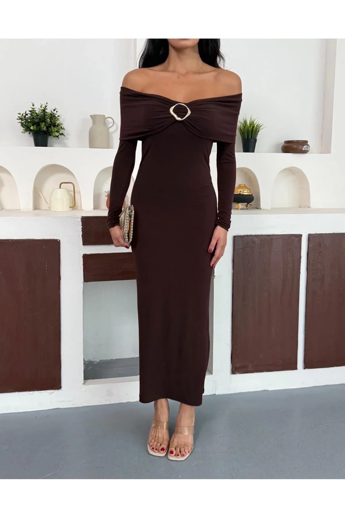 Kahverengi Madonna Yaka Gold Aksesuarlı Uzun Kollu Vucudu Saran Uzun Midi Boy Elbise