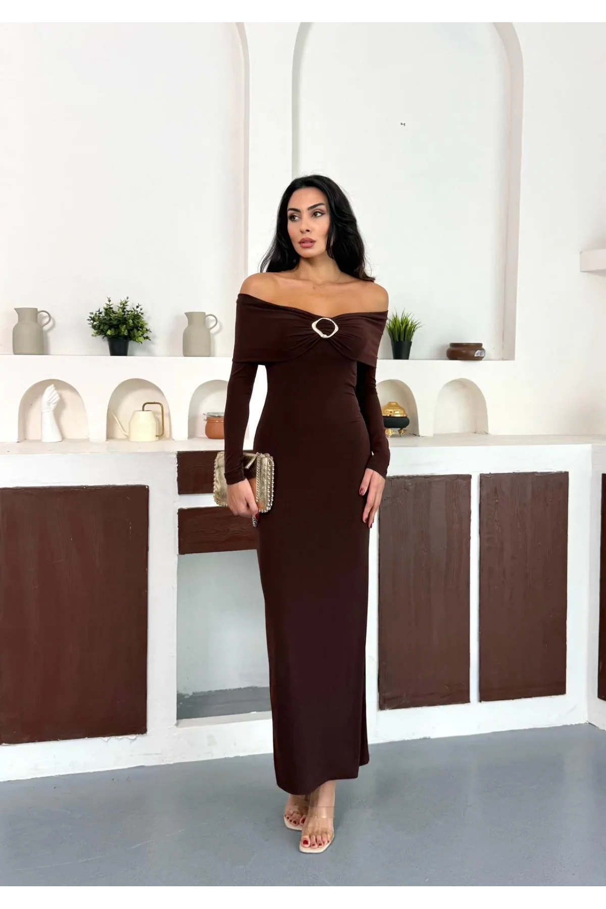 Kahverengi Madonna Yaka Gold Aksesuarlı Uzun Kollu Vucudu Saran Uzun Midi Boy Elbise