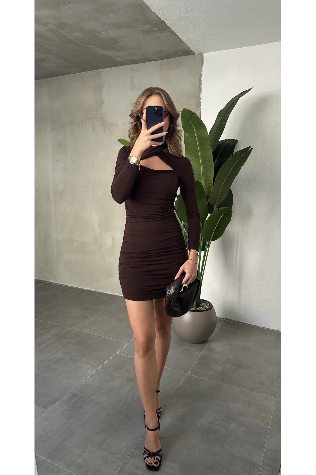 Kahverengi Pencere Detaylı Boyun Geçirmeli Büzgülü Uzun Kollu Mini Candy Elbise