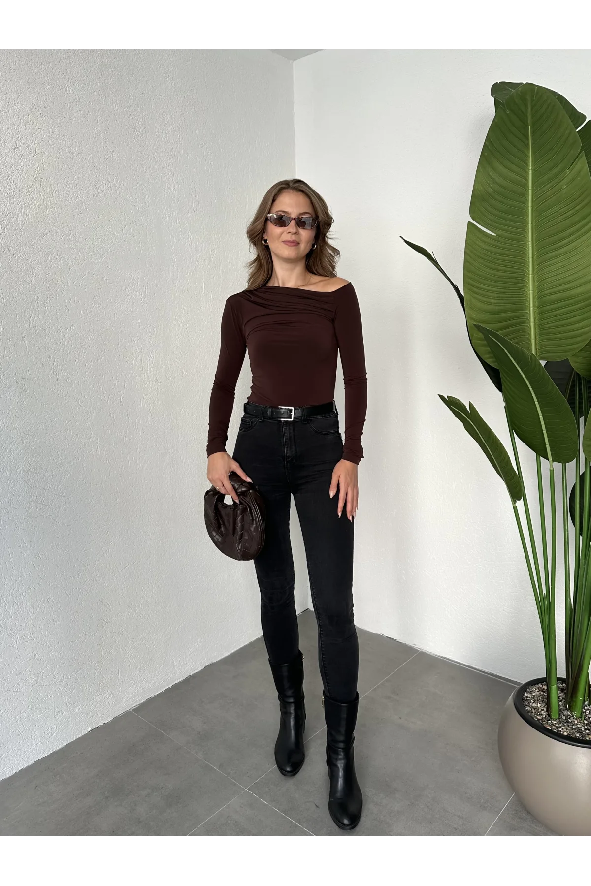 Kahverengi Tek Omuz Kayık Yaka Büzgülü Parmak Geçirmeli Body Bluz