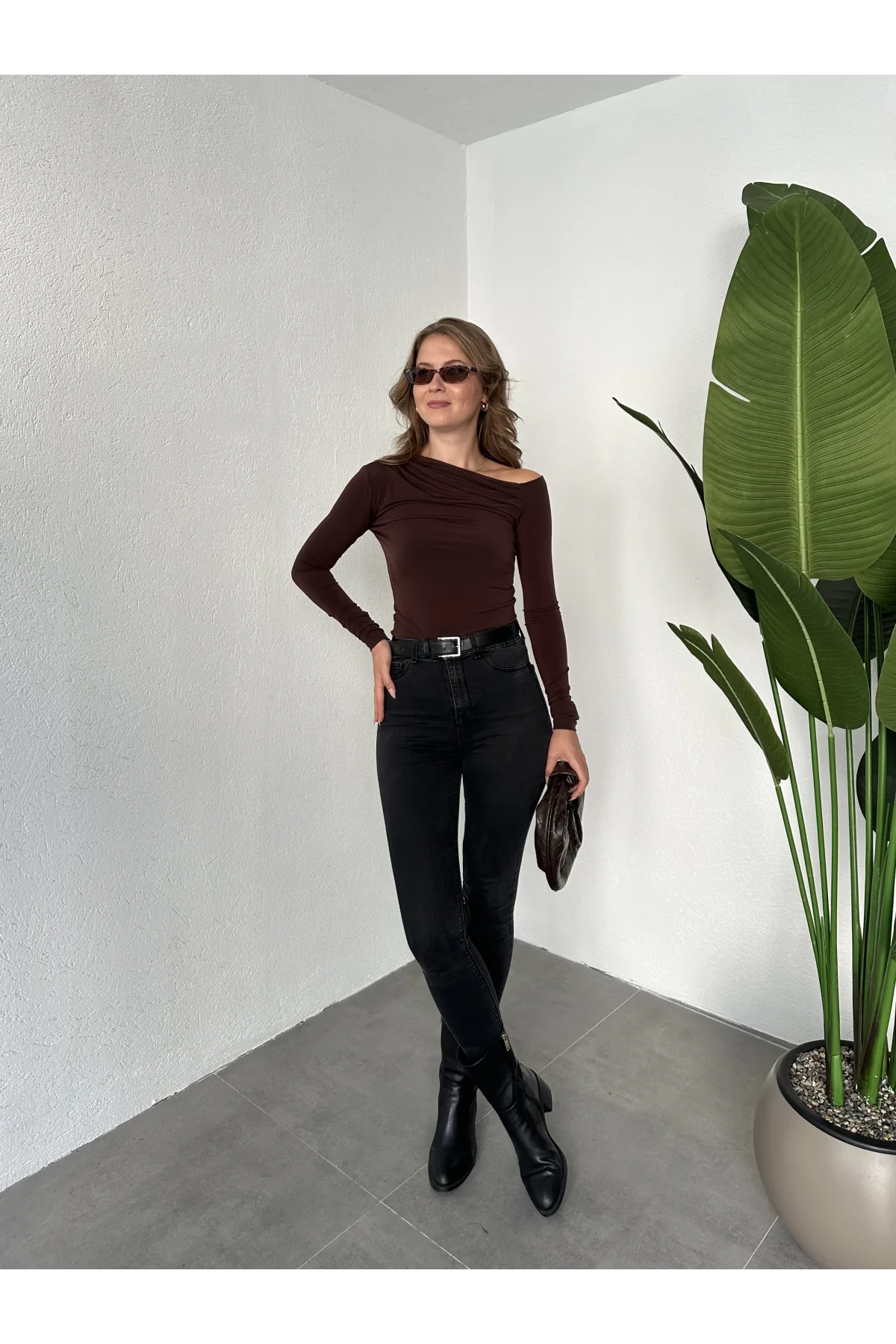 Kahverengi Tek Omuz Kayık Yaka Büzgülü Parmak Geçirmeli Body Bluz