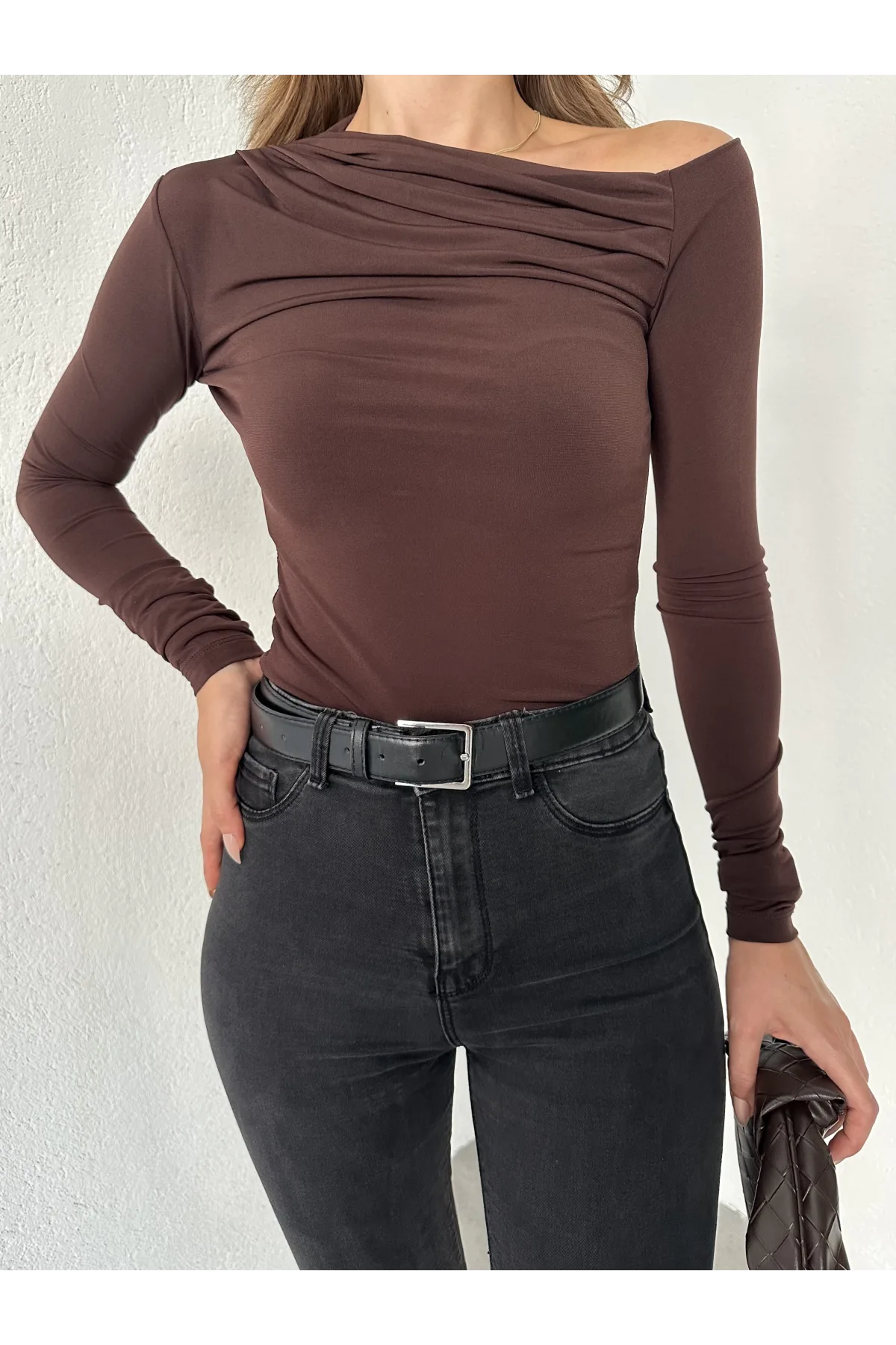 Kahverengi Tek Omuz Kayık Yaka Büzgülü Parmak Geçirmeli Body Bluz