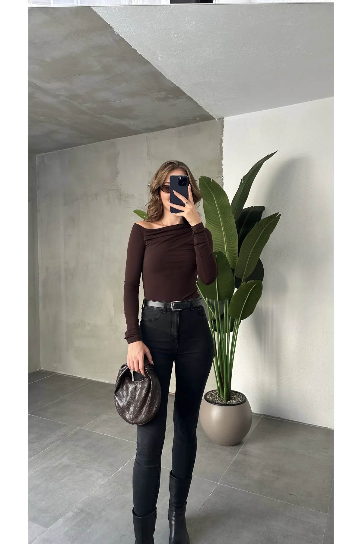 Kahverengi Tek Omuz Kayık Yaka Büzgülü Parmak Geçirmeli Body Bluz