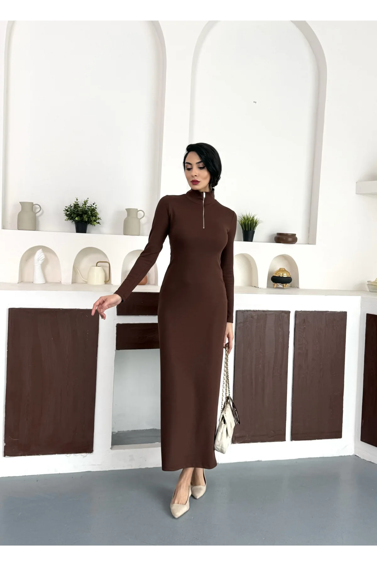 Kahverengi Yarım Fermuarlı Fitilli Tam Boy Uzun Kollu Midi Elbise