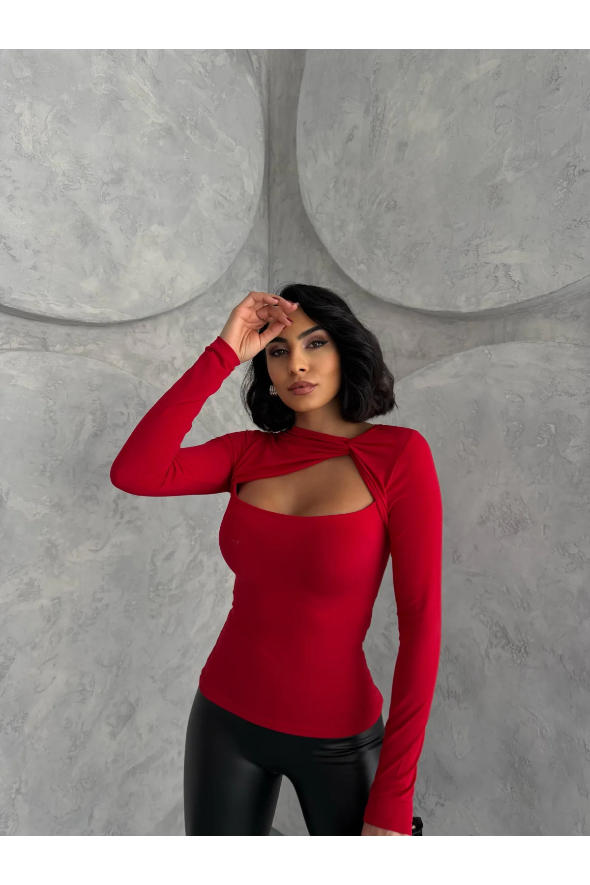 Kırmızı Burgu Detaylı Dekolteli Parmak Geçirmeli Body Bluz