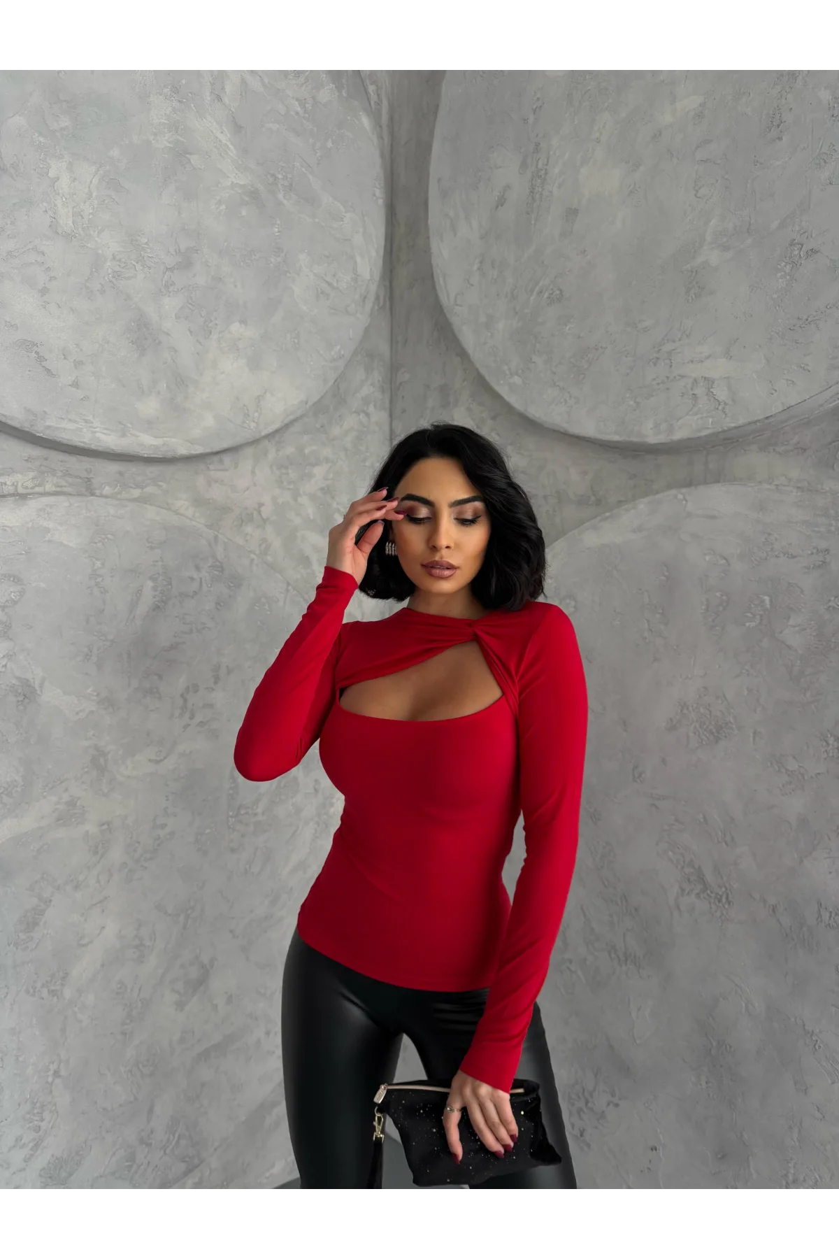 Kırmızı Burgu Detaylı Dekolteli Parmak Geçirmeli Body Bluz