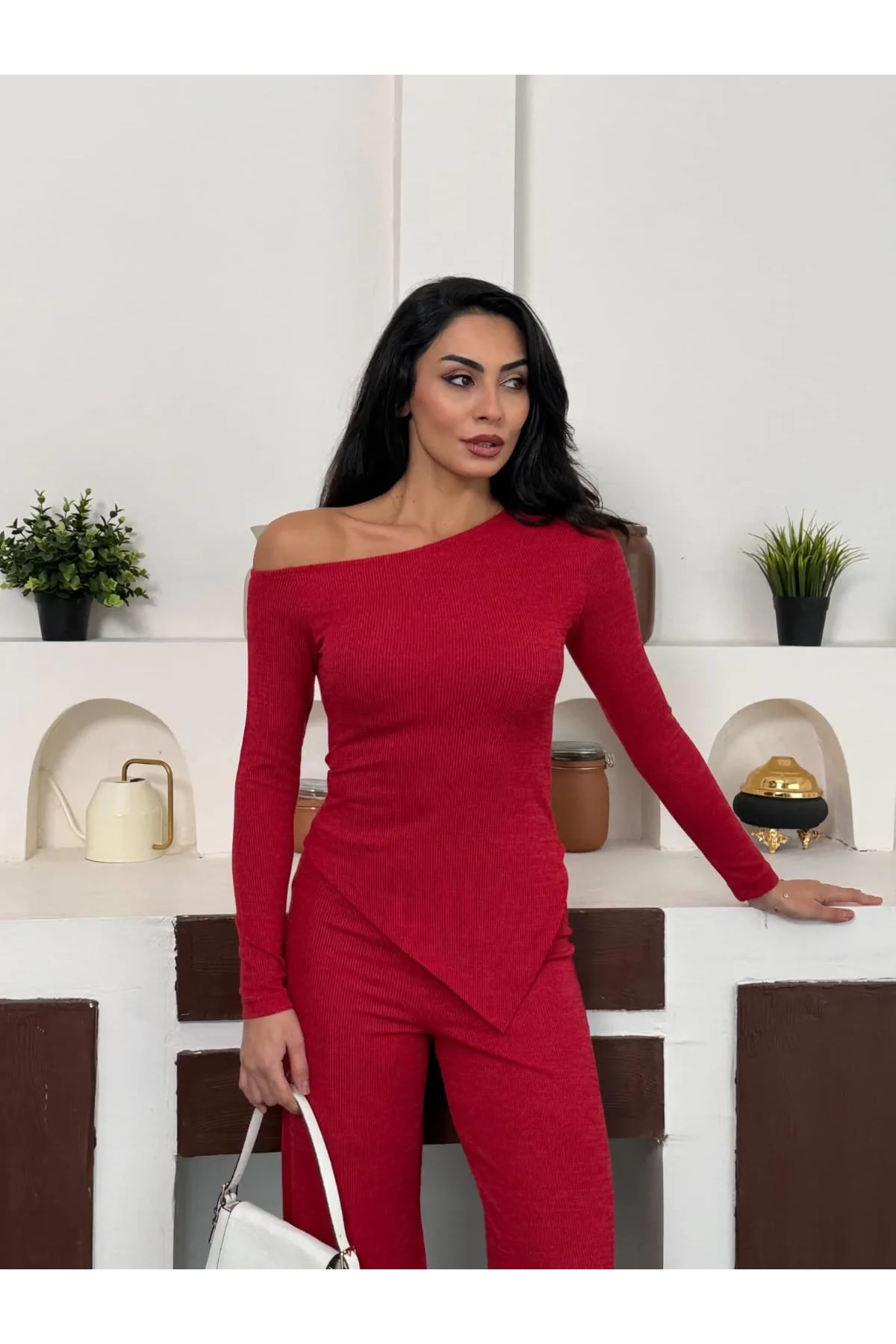 Kırmızı Kayık Yaka Asimetrit Kesim Bluz İspanyol Paça Pantolon İkili Takım