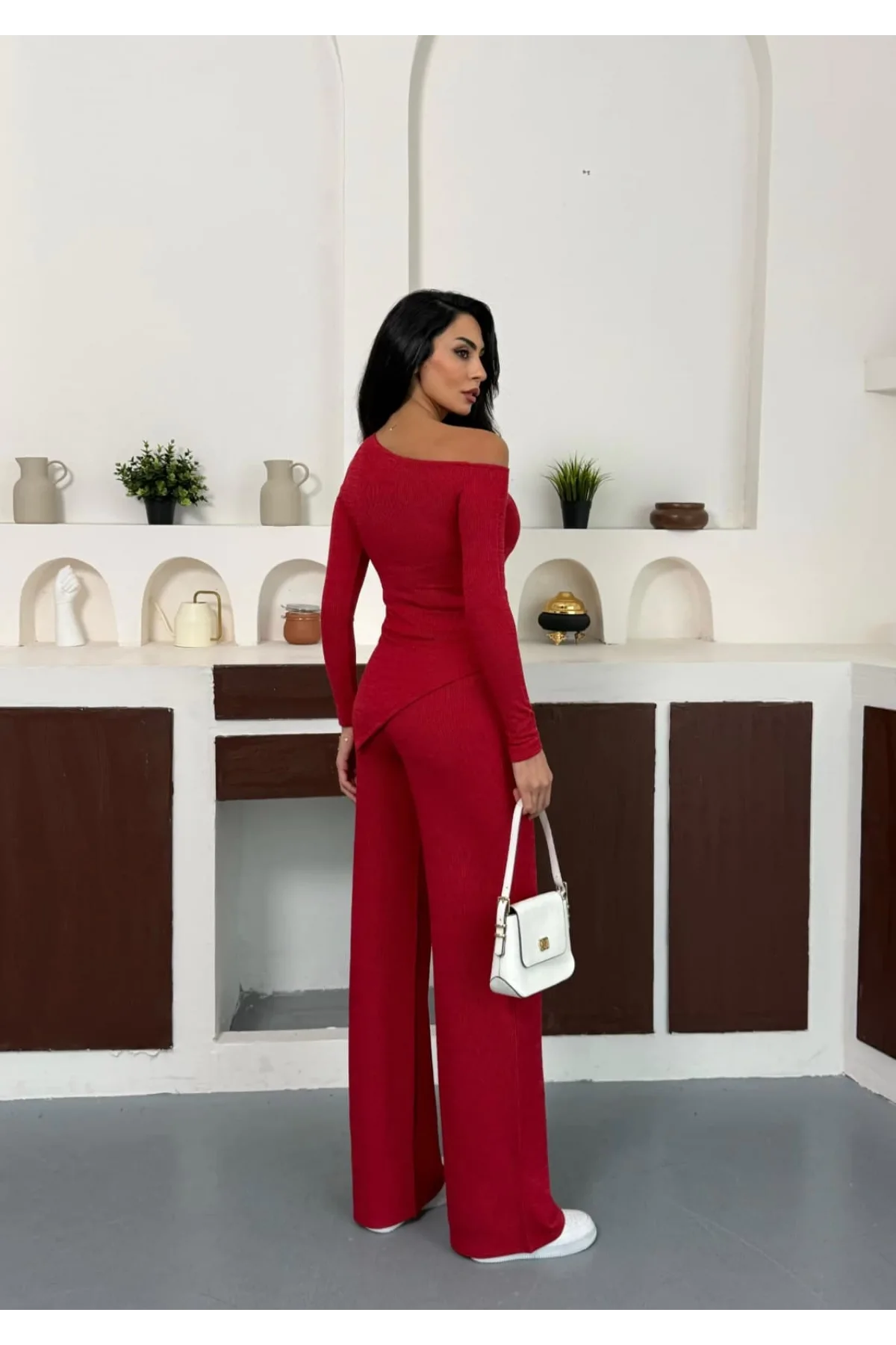 Kırmızı Kayık Yaka Asimetrit Kesim Bluz İspanyol Paça Pantolon İkili Takım