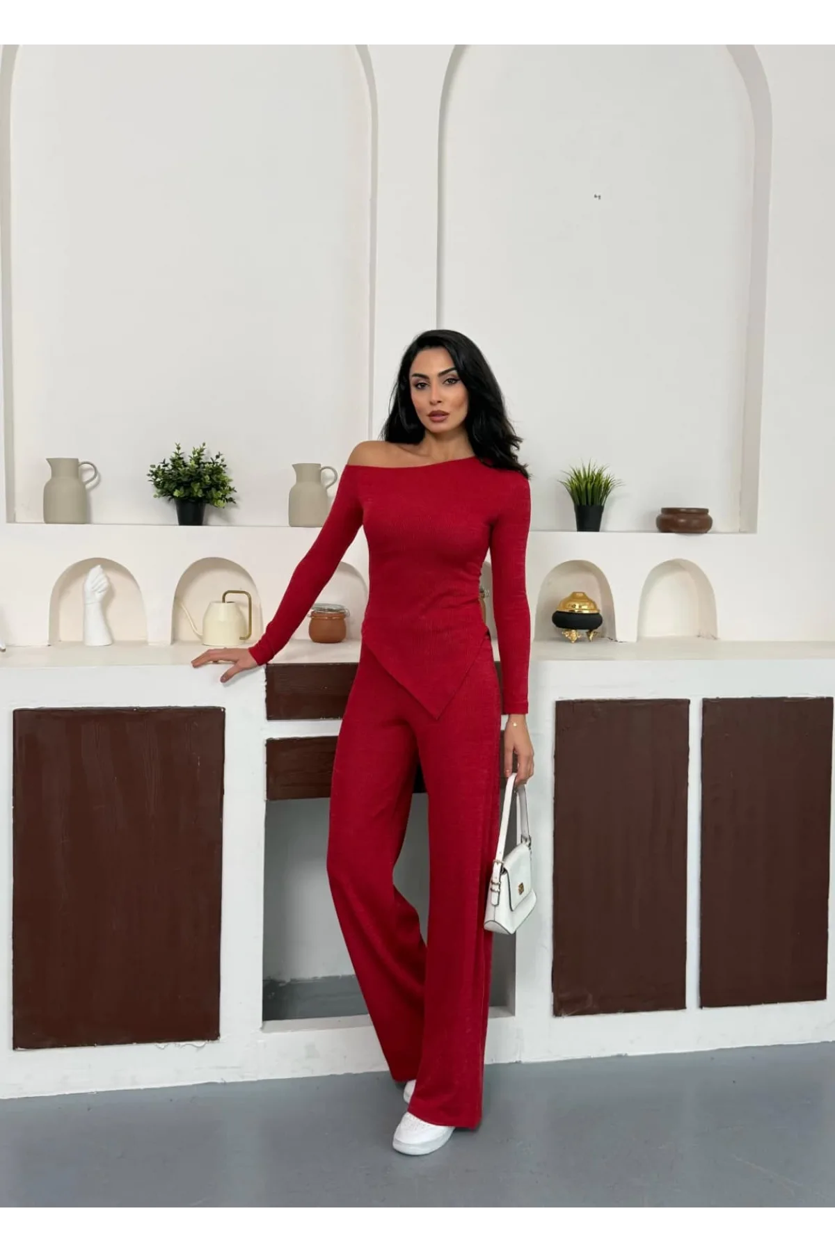 Kırmızı Kayık Yaka Asimetrit Kesim Bluz İspanyol Paça Pantolon İkili Takım