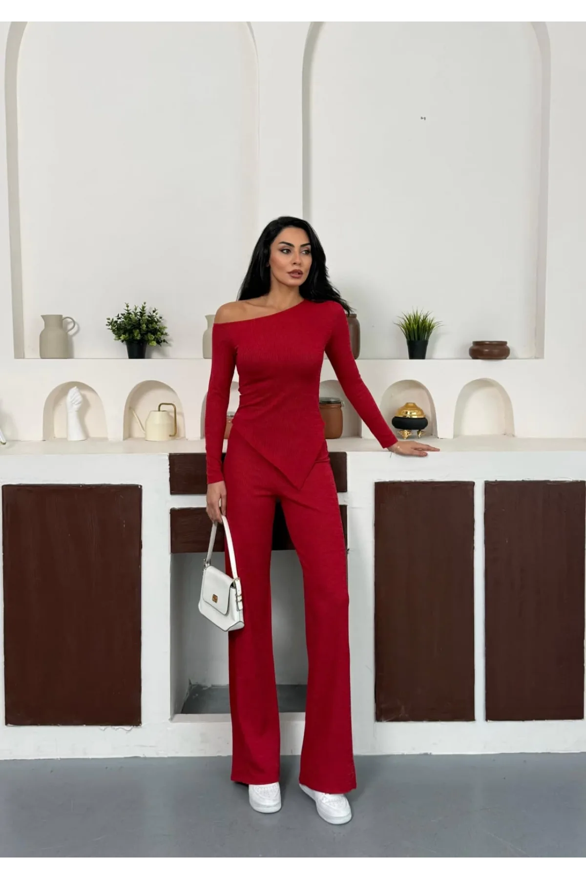 Kırmızı Kayık Yaka Asimetrit Kesim Bluz İspanyol Paça Pantolon İkili Takım