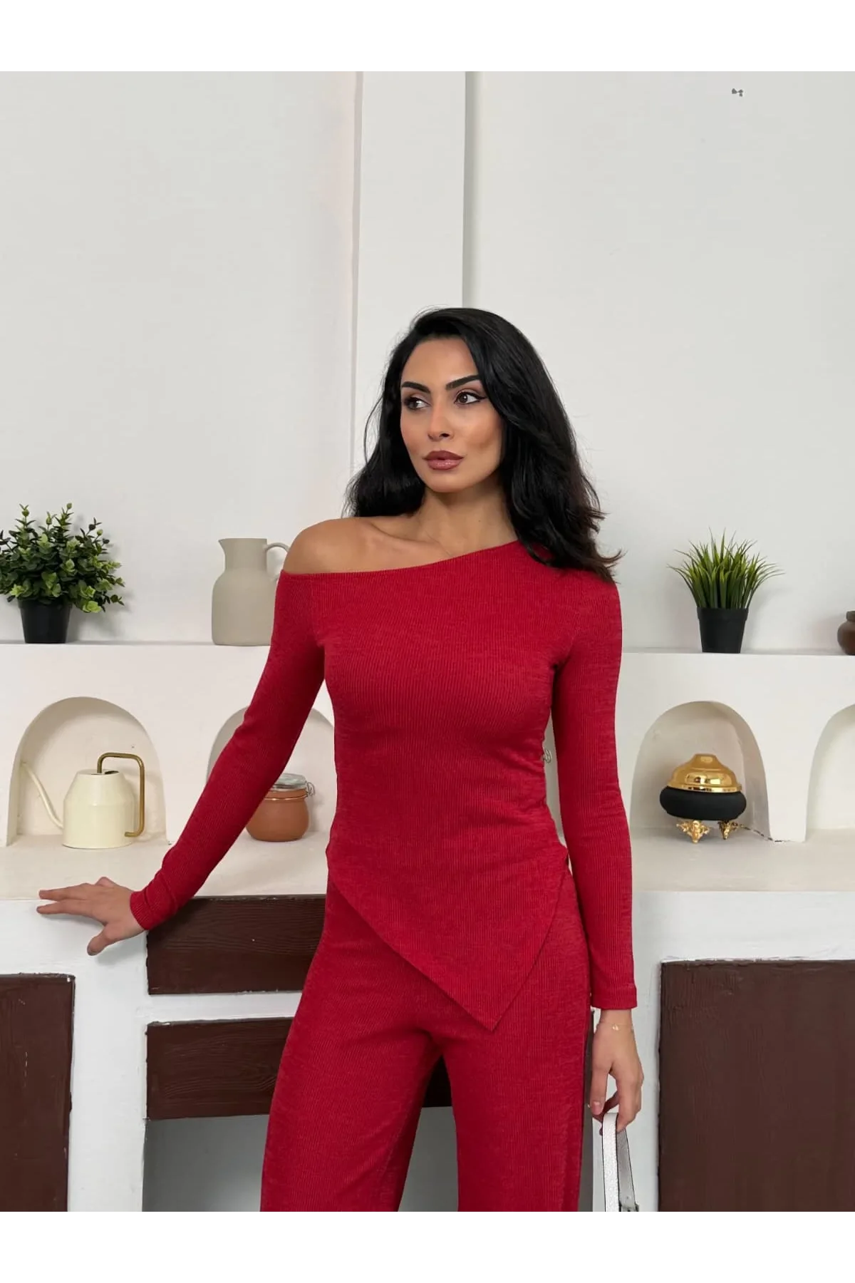 Kırmızı Kayık Yaka Asimetrit Kesim Bluz İspanyol Paça Pantolon İkili Takım