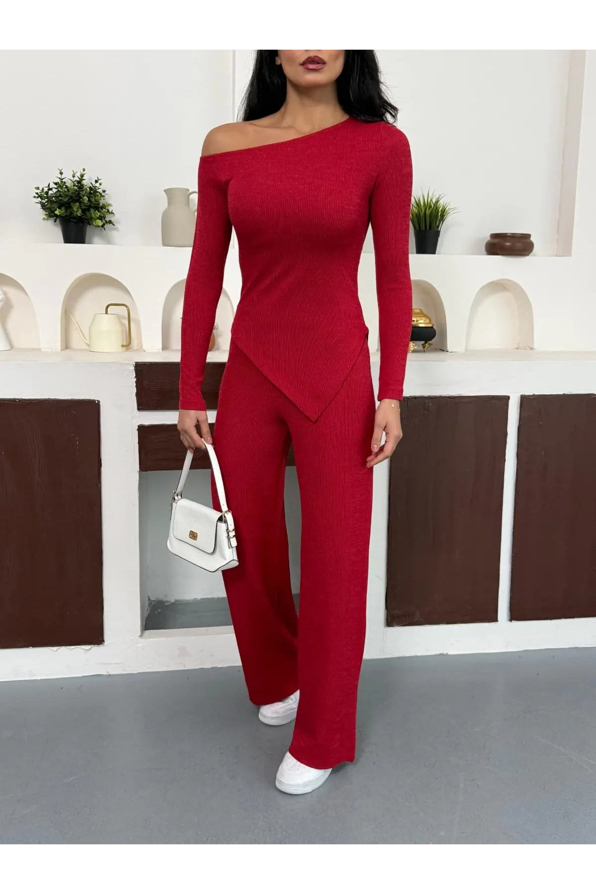 Kırmızı Kayık Yaka Asimetrit Kesim Bluz İspanyol Paça Pantolon İkili Takım