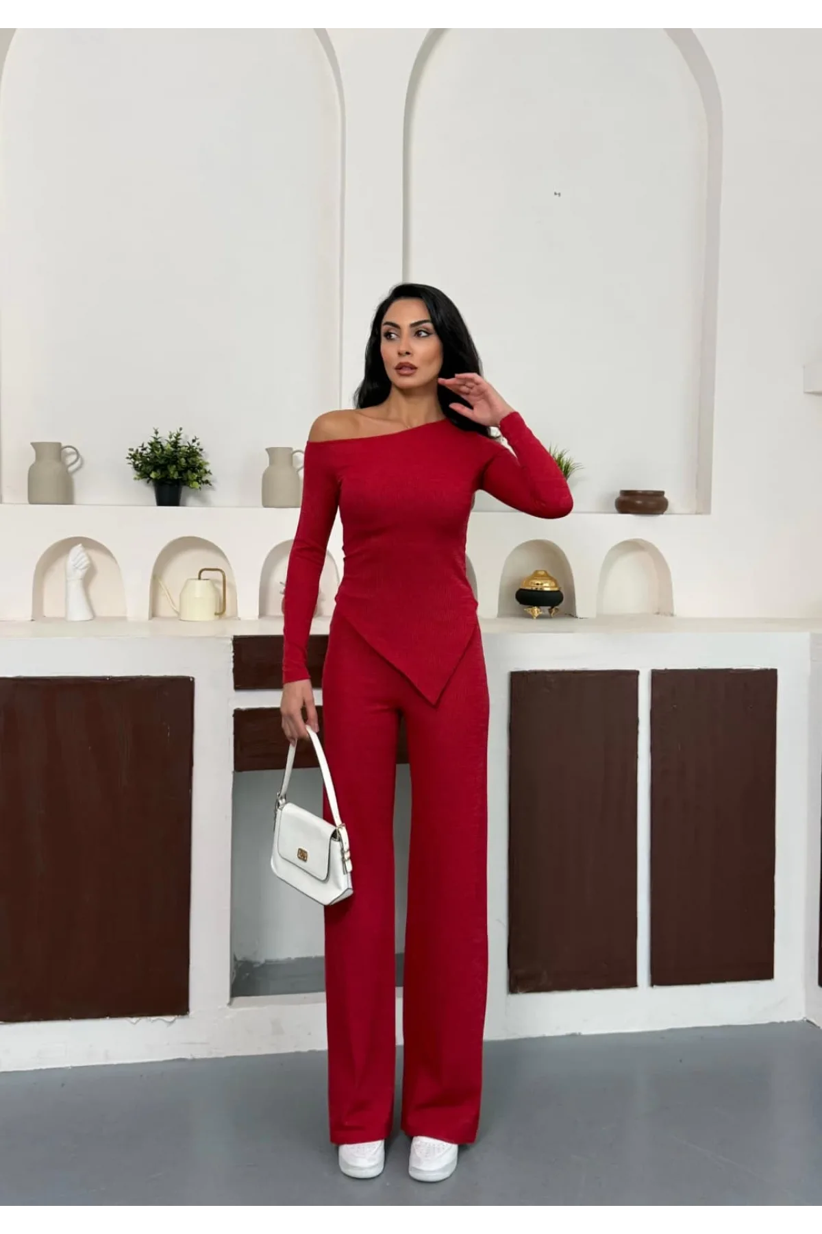 Kırmızı Kayık Yaka Asimetrit Kesim Bluz İspanyol Paça Pantolon İkili Takım