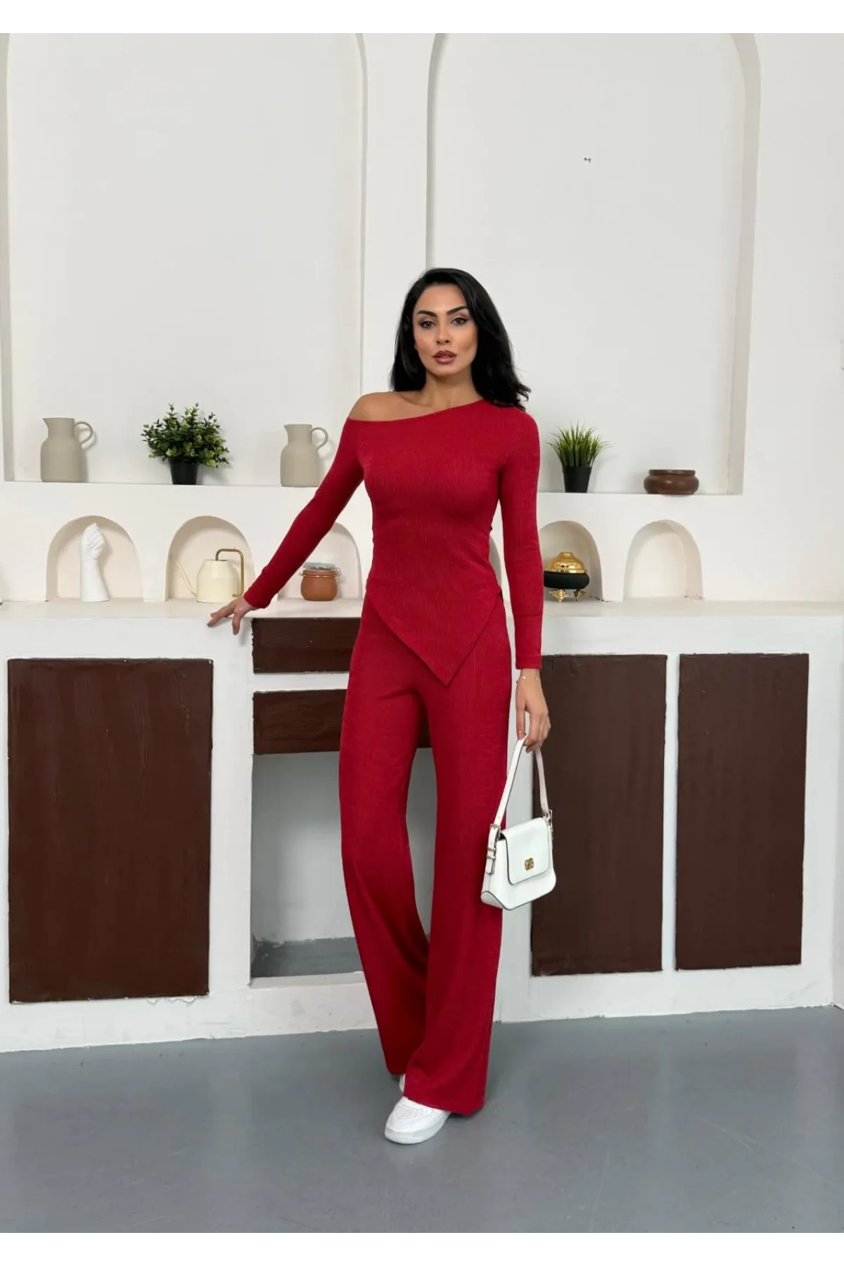 Kırmızı Kayık Yaka Asimetrit Kesim Bluz İspanyol Paça Pantolon İkili Takım