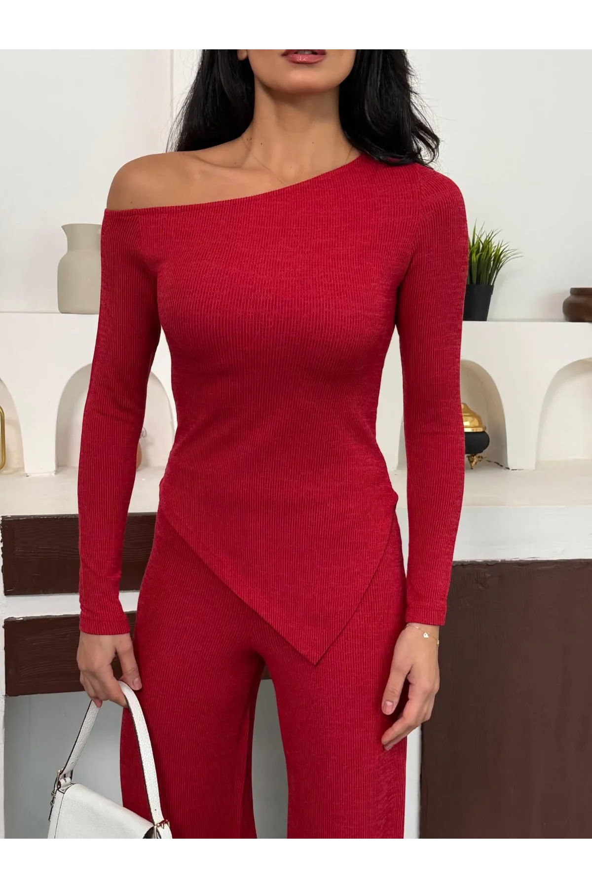 Kırmızı Kayık Yaka Asimetrit Kesim Bluz İspanyol Paça Pantolon İkili Takım