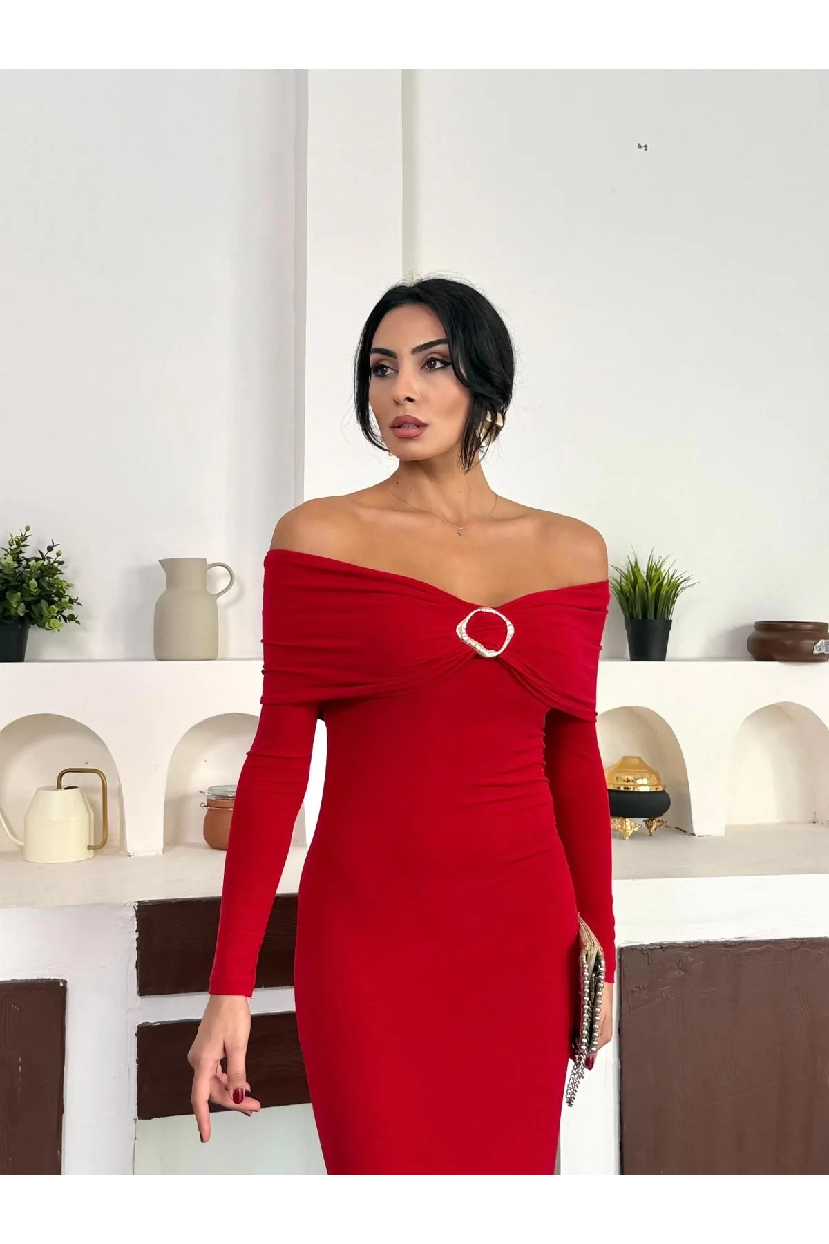 Kırmızı Madonna Yaka Gold Aksesuarlı Uzun Kollu Vucudu Saran Uzun Midi Boy Elbise