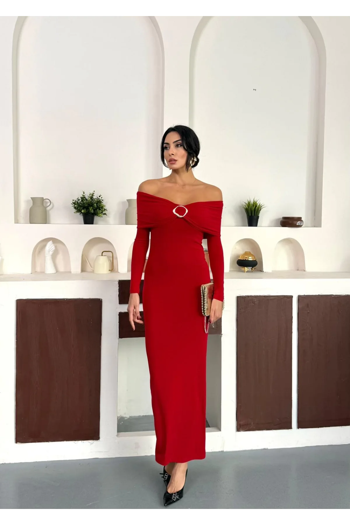 Kırmızı Madonna Yaka Gold Aksesuarlı Uzun Kollu Vucudu Saran Uzun Midi Boy Elbise