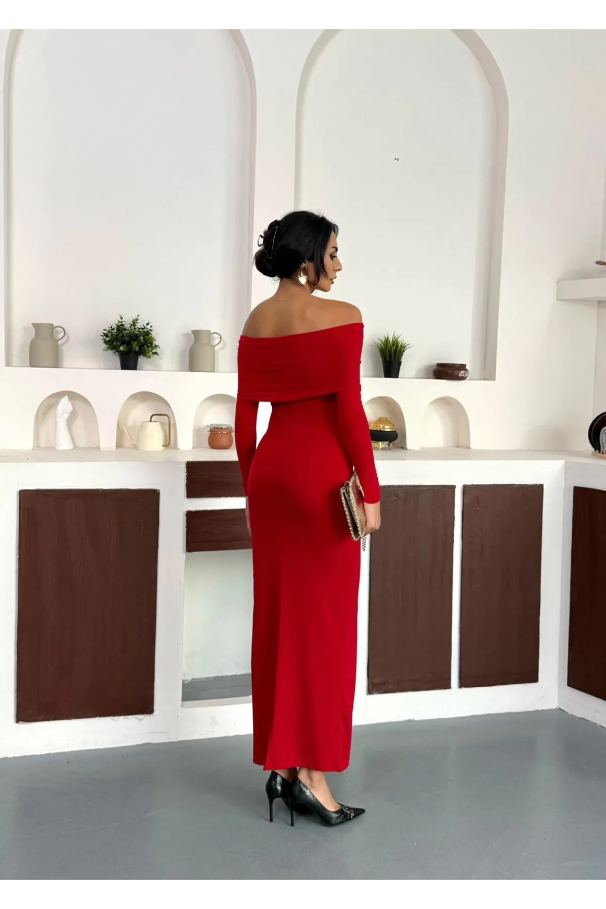 Kırmızı Madonna Yaka Gold Aksesuarlı Uzun Kollu Vucudu Saran Uzun Midi Boy Elbise