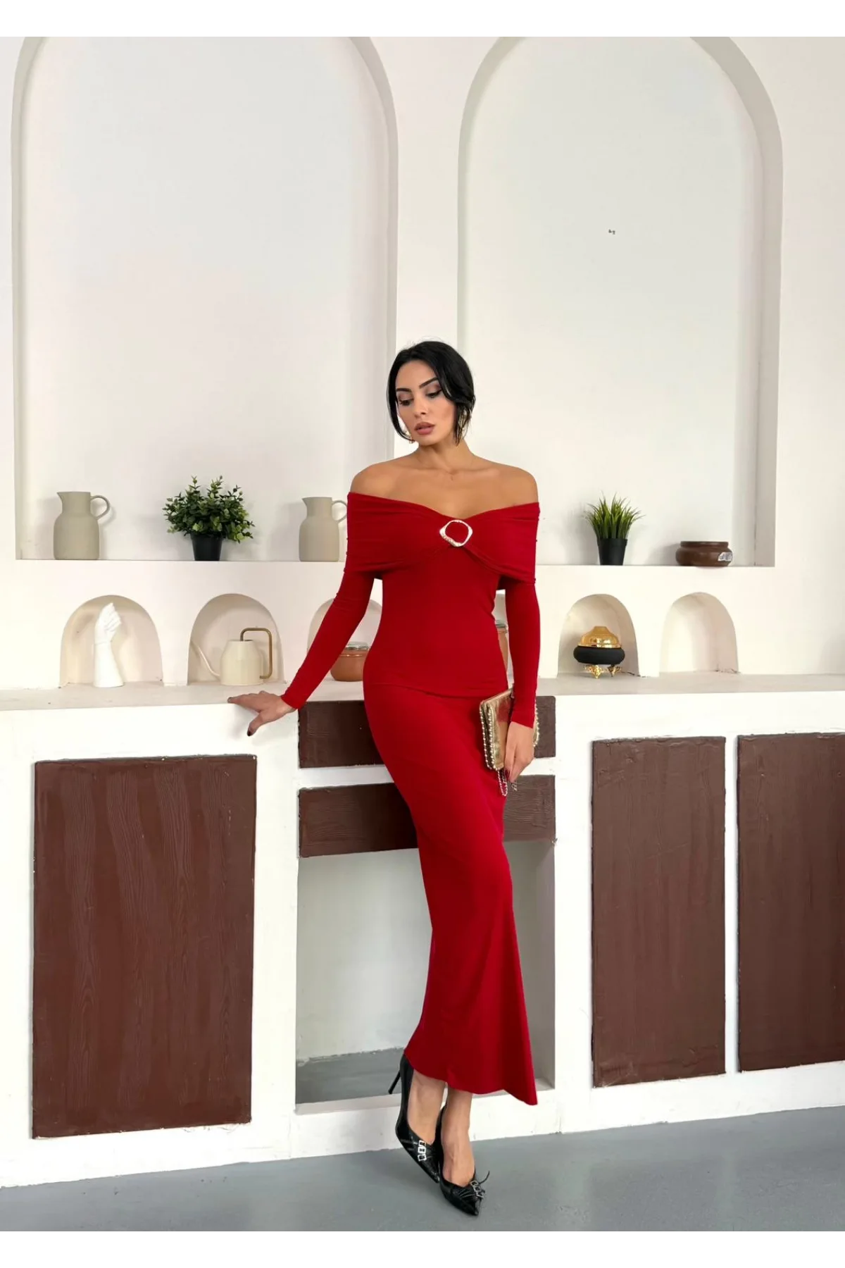 Kırmızı Madonna Yaka Gold Aksesuarlı Uzun Kollu Vucudu Saran Uzun Midi Boy Elbise