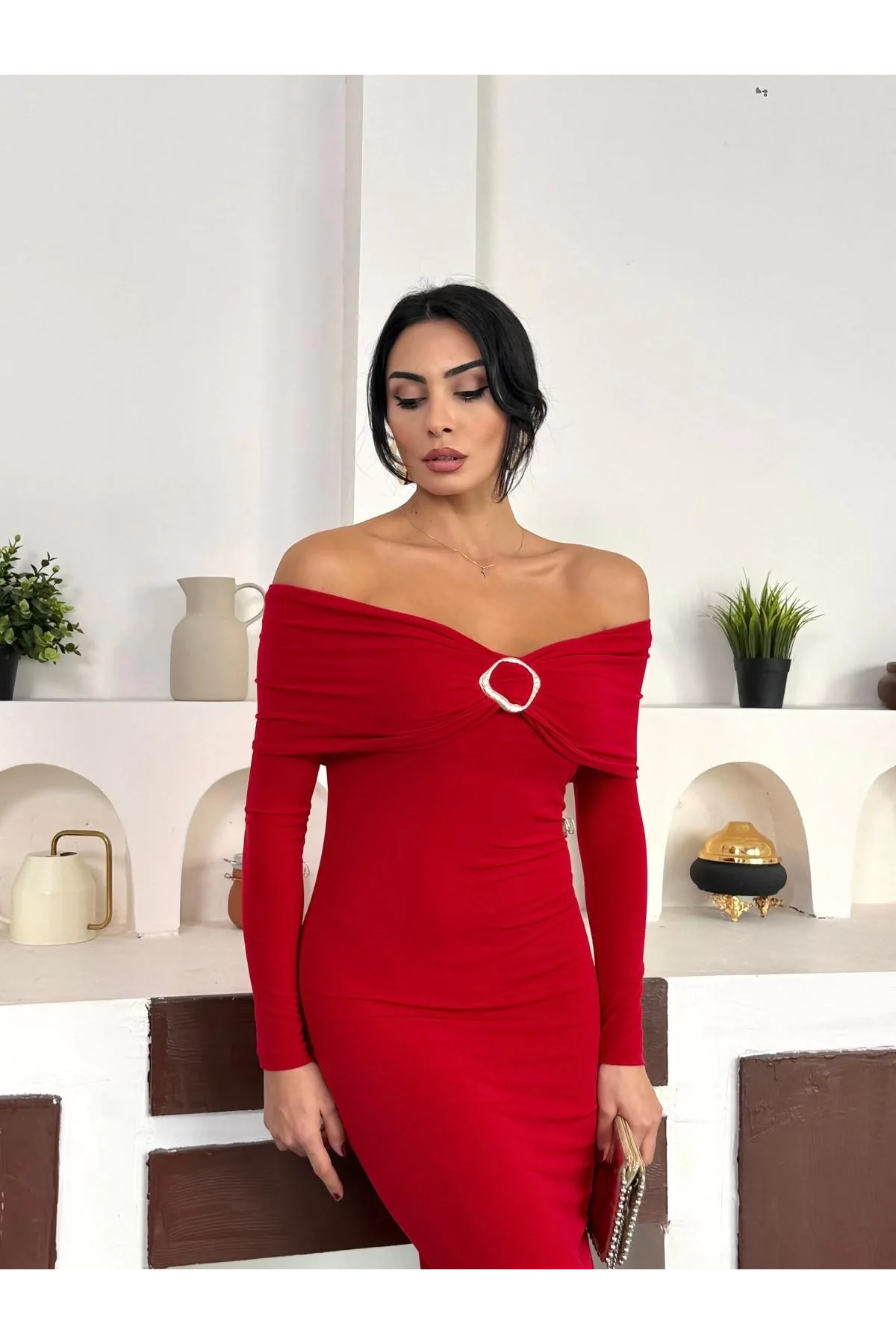 Kırmızı Madonna Yaka Gold Aksesuarlı Uzun Kollu Vucudu Saran Uzun Midi Boy Elbise