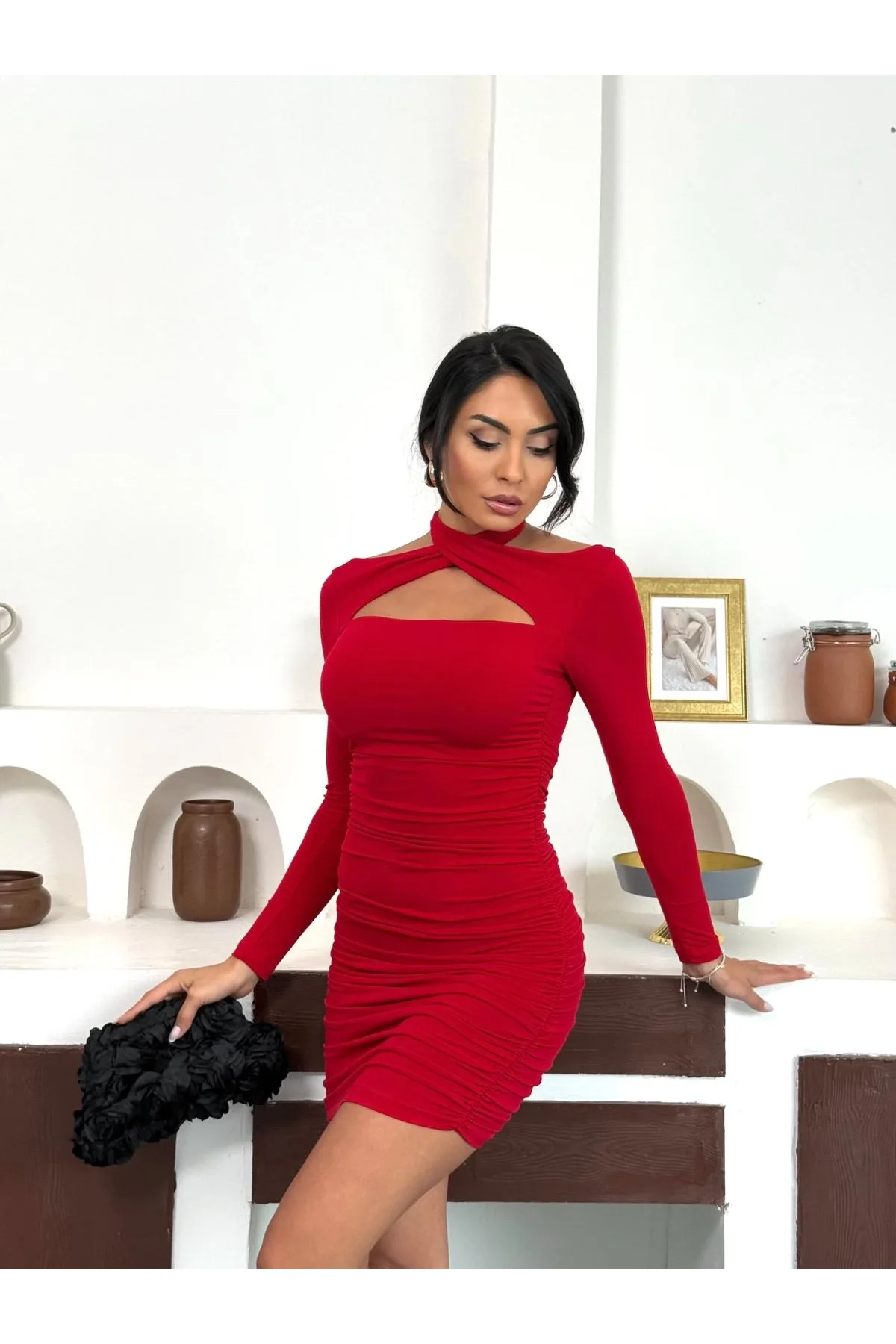Kırmızı Pencere Detaylı Boyun Geçirmeli Büzgülü Sırt Dekolteli Uzun Kollu Mini Candy Elbise