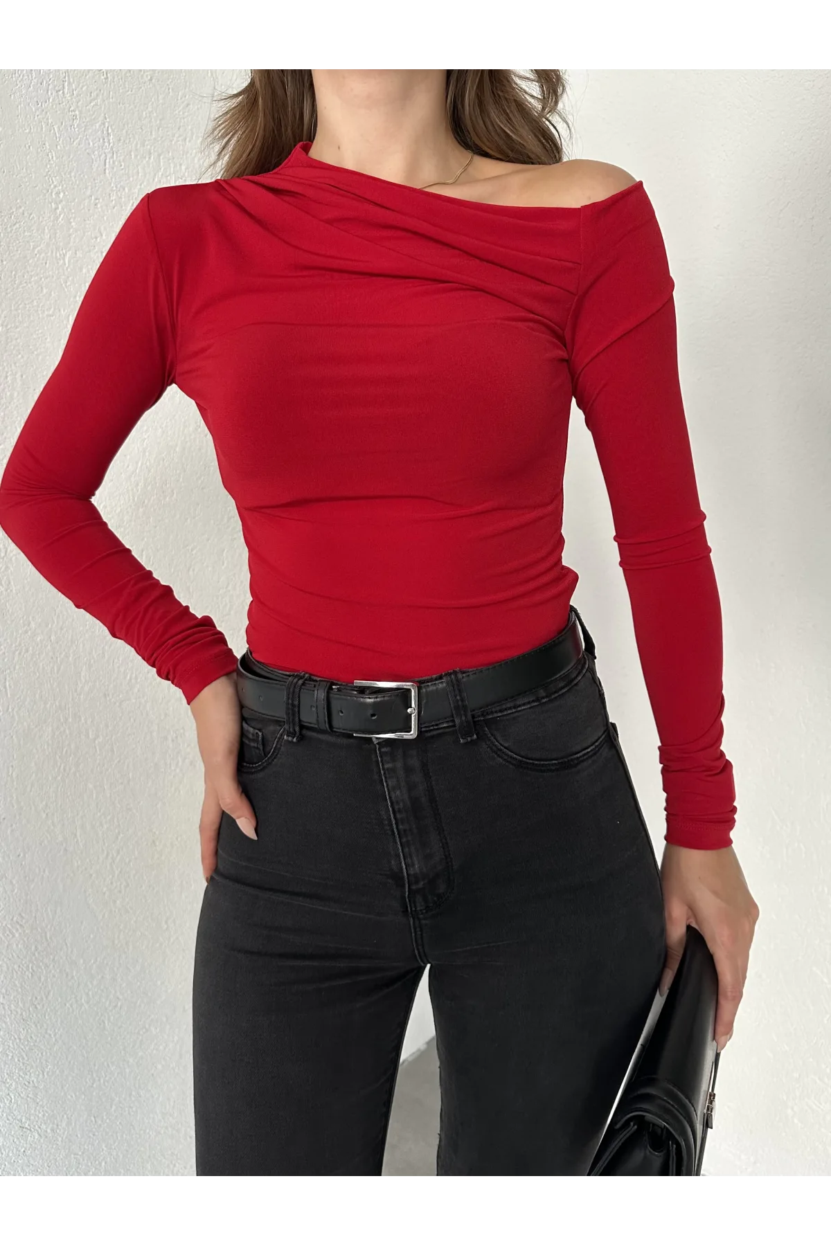 Kırmızı Tek Omuz Kayık Yaka Büzgülü Parmak Geçirmeli Body Bluz