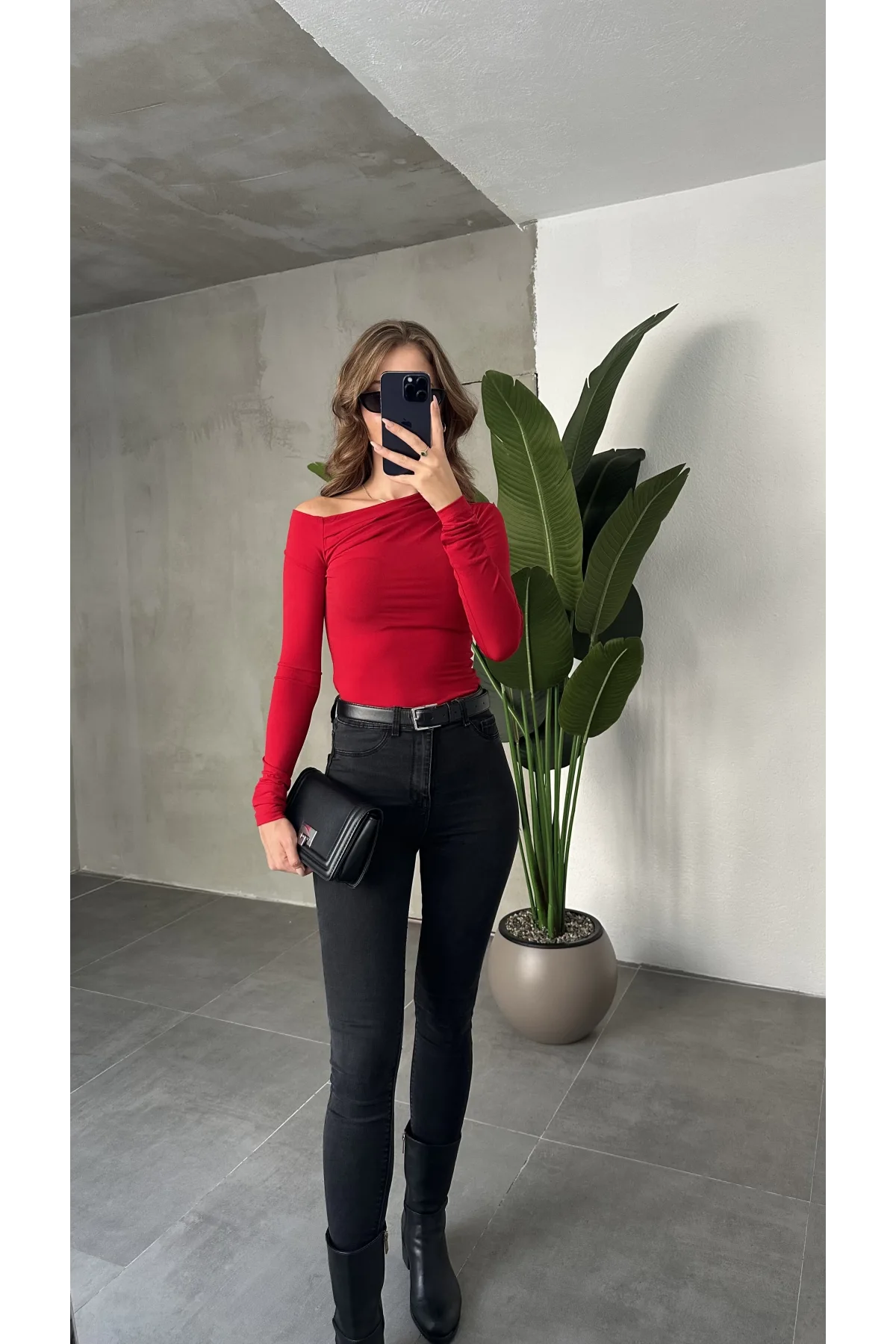 Kırmızı Tek Omuz Kayık Yaka Büzgülü Parmak Geçirmeli Body Bluz