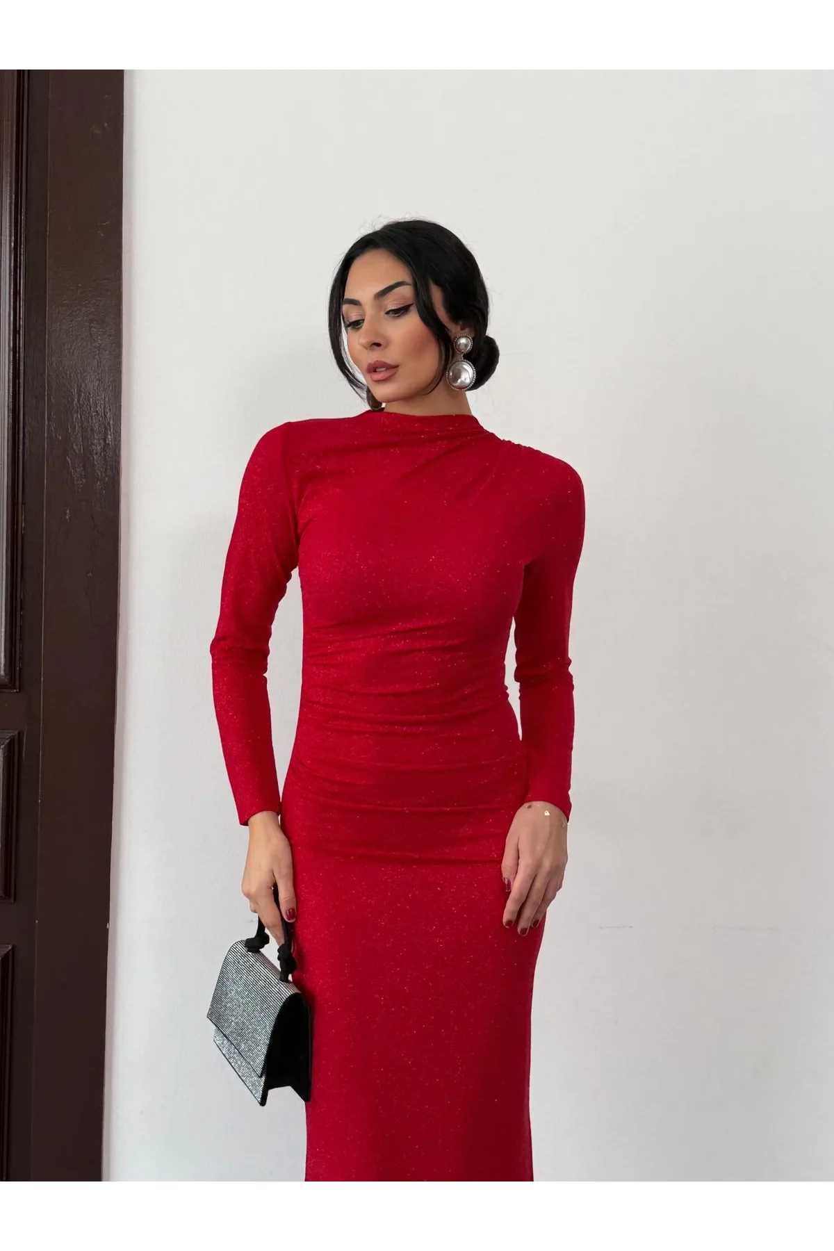 Kırmızı Vucudu Saran Simli Parlak Büzgülü Drapeli Midi Boy Uzun Kollu Elbise