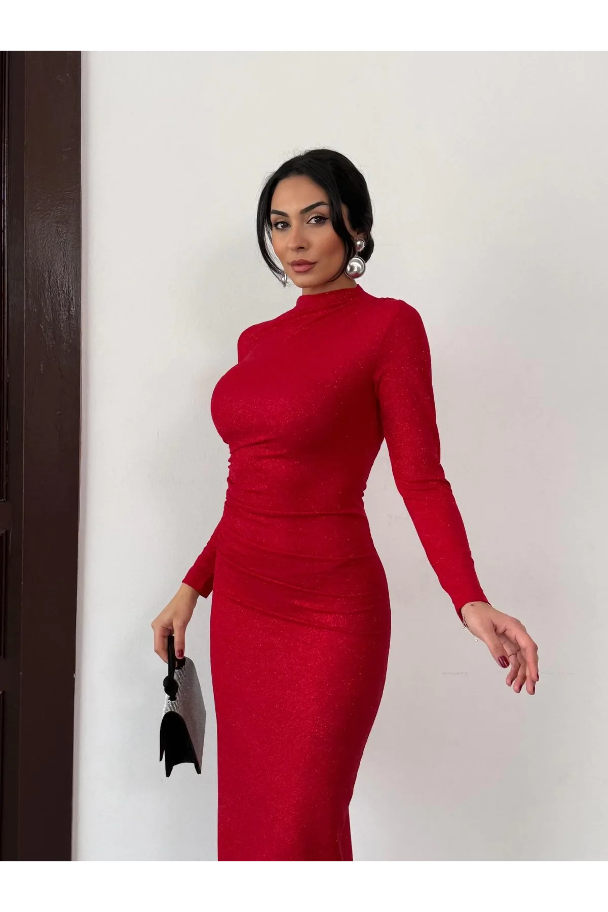 Kırmızı Vucudu Saran Simli Parlak Büzgülü Drapeli Midi Boy Uzun Kollu Elbise