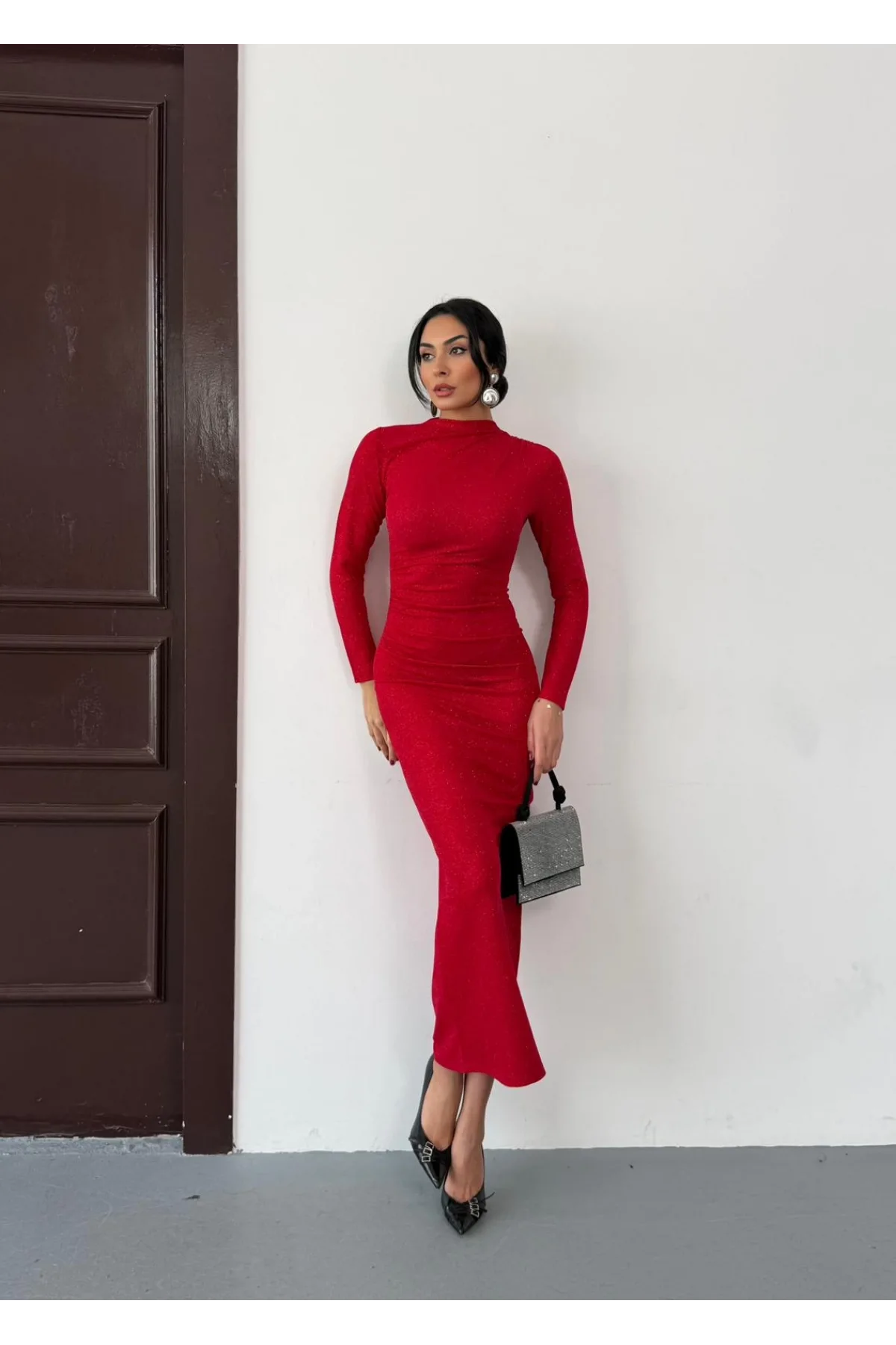 Kırmızı Vucudu Saran Simli Parlak Büzgülü Drapeli Midi Boy Uzun Kollu Elbise
