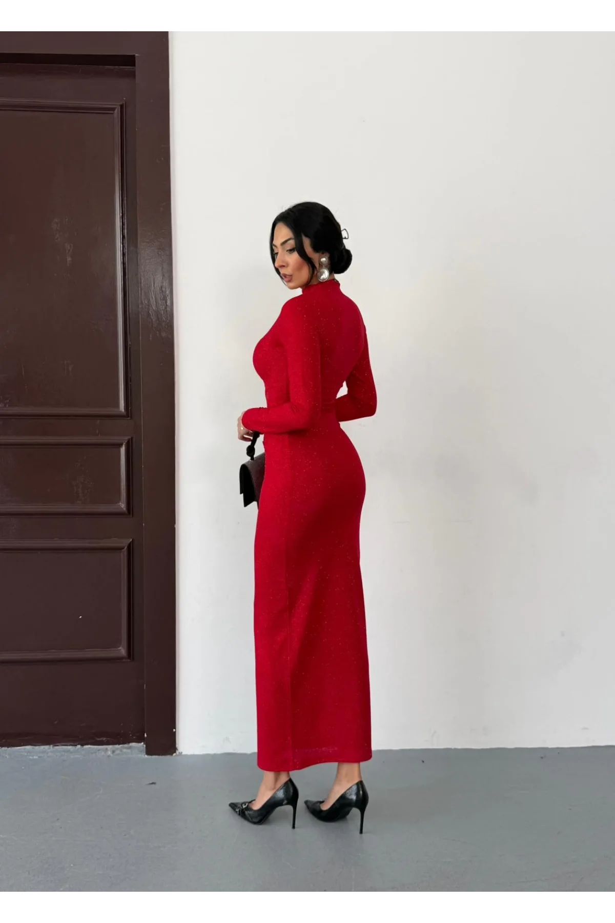 Kırmızı Vucudu Saran Simli Parlak Büzgülü Drapeli Midi Boy Uzun Kollu Elbise