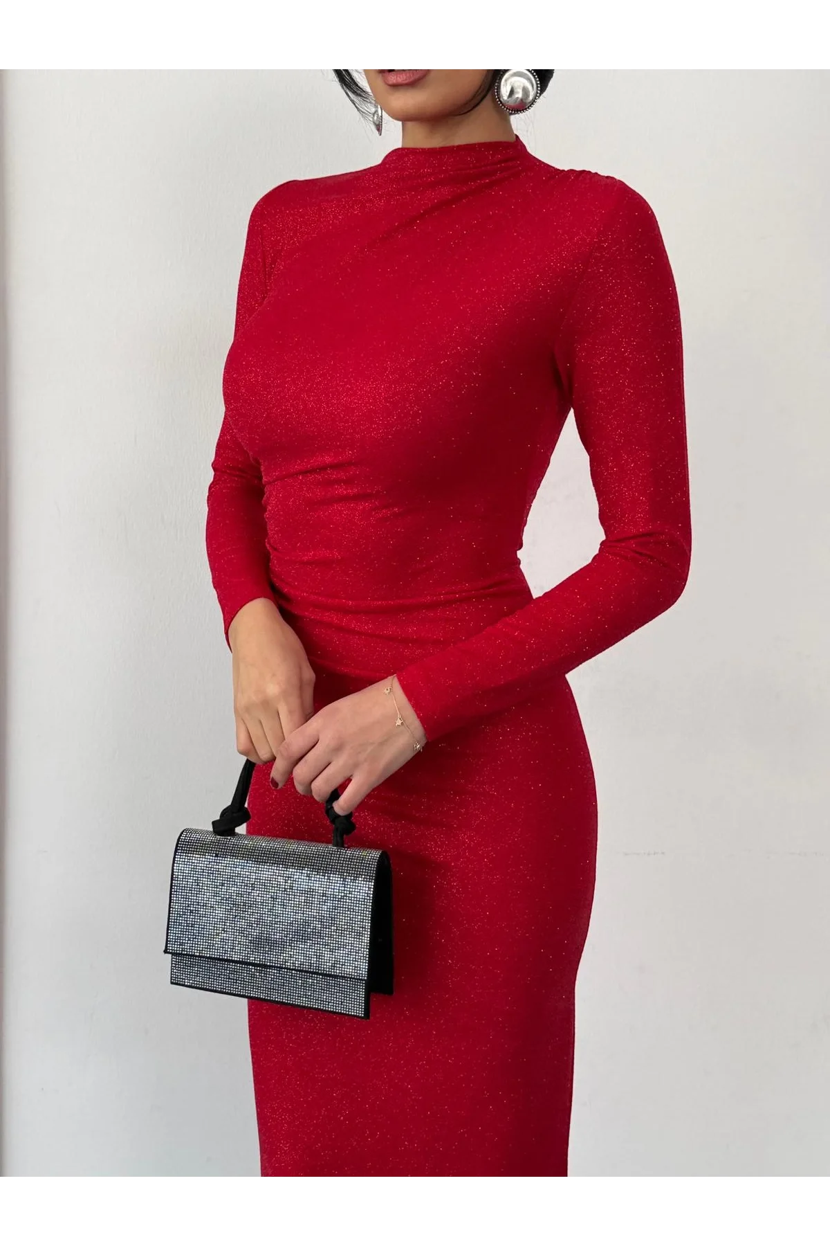 Kırmızı Vucudu Saran Simli Parlak Büzgülü Drapeli Midi Boy Uzun Kollu Elbise
