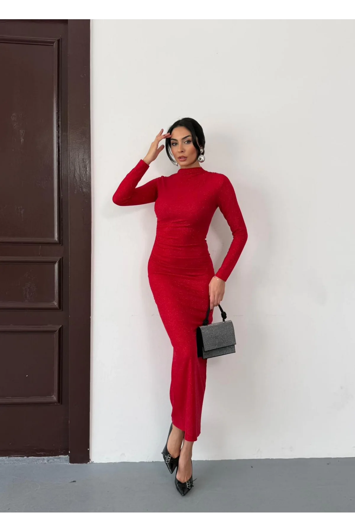 Kırmızı Vucudu Saran Simli Parlak Büzgülü Drapeli Midi Boy Uzun Kollu Elbise